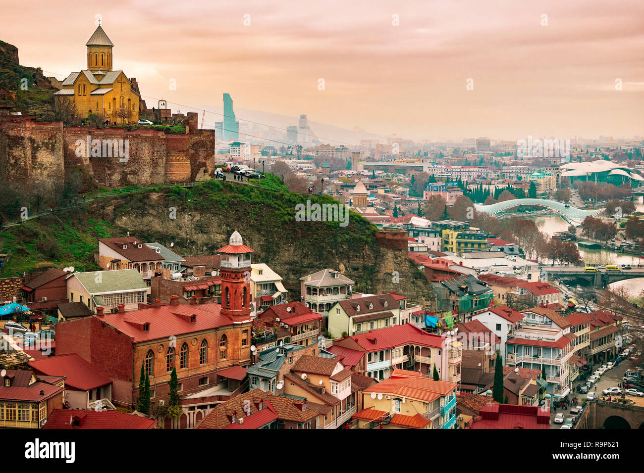 Différents angles de vue sur la célèbre quartier Abanotubani baths de Tbilissi, avec l'intérieur de l'église forteresse de Narikala et mosquée de la vieille ville. Panorama ville dans backg Banque D'Images