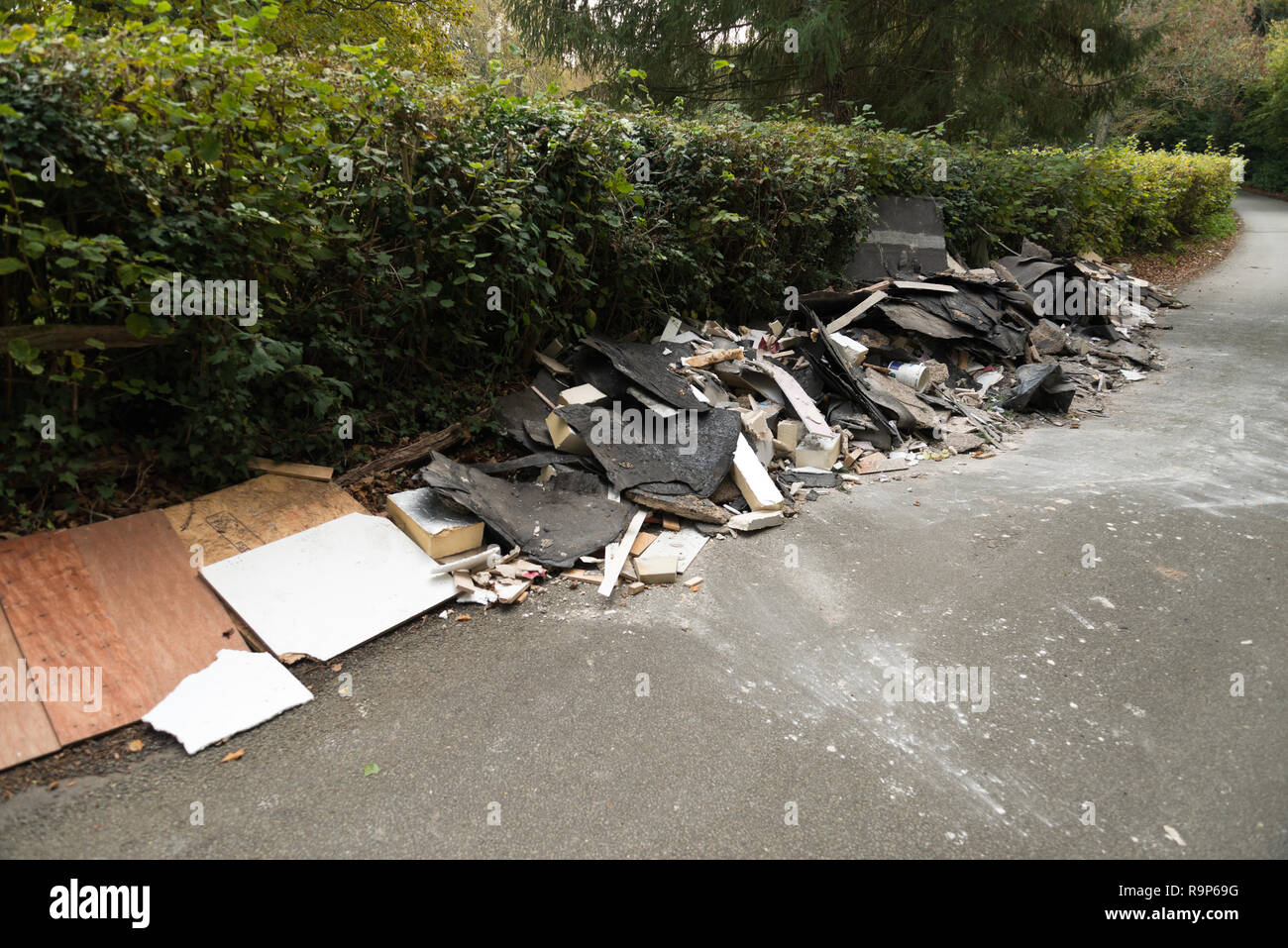 Flytipping vers le bas des déchets un chemin de campagne. Banque D'Images