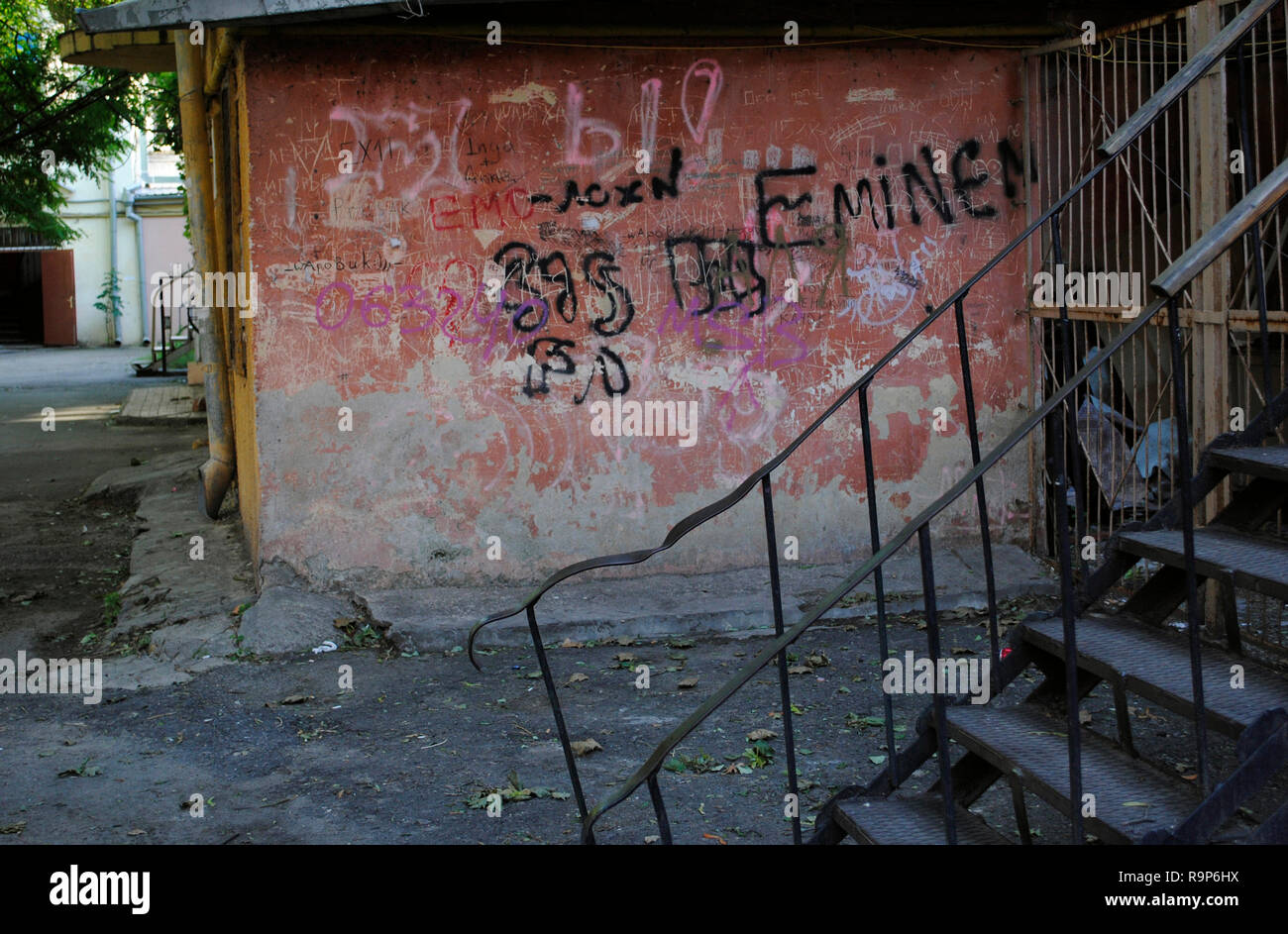 La pauvreté. Les banlieues. Cour intérieure d'une maison. Odessa. L'Ukraine. L'Europe de l'Est. Banque D'Images