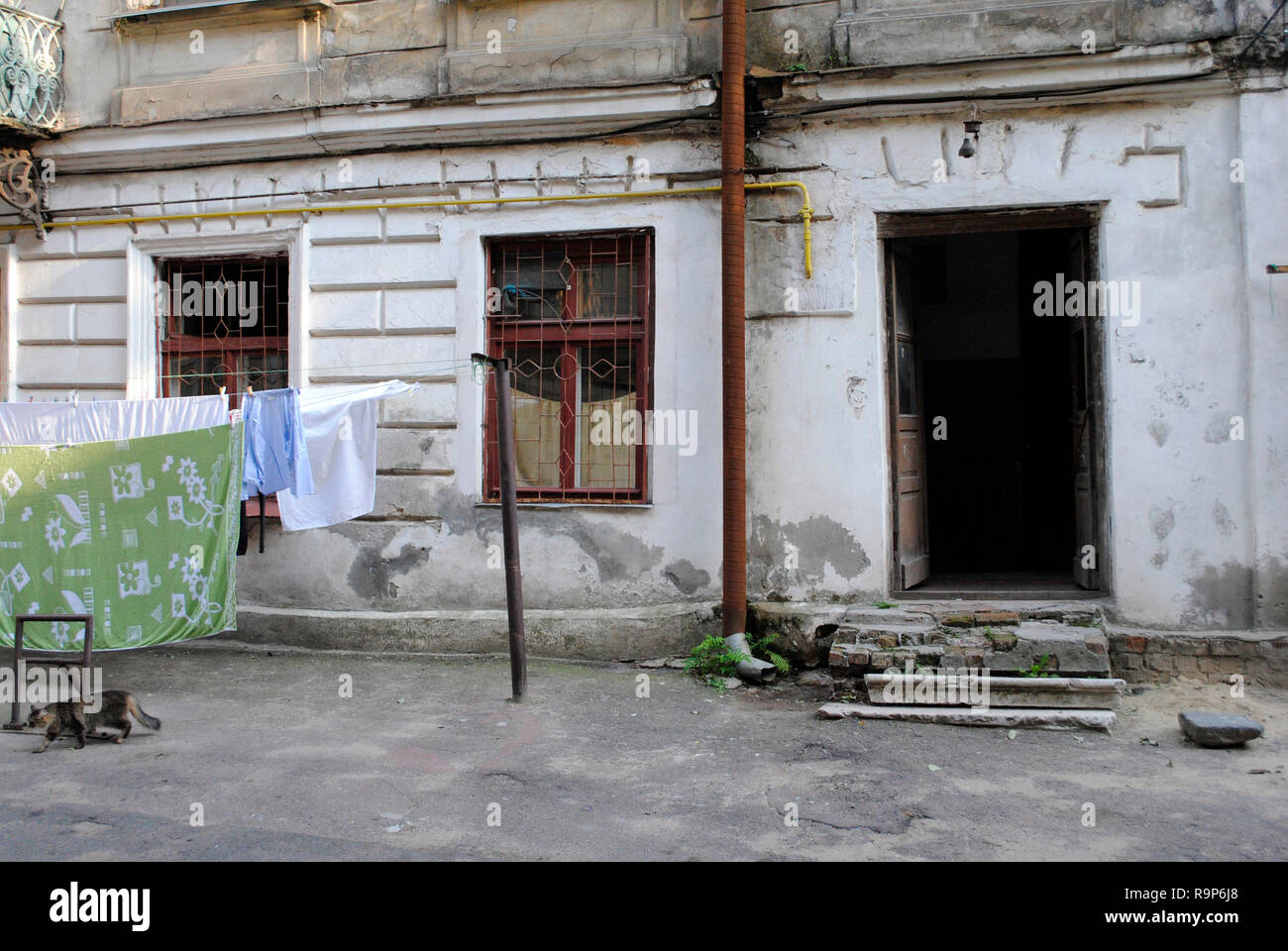 La pauvreté. Les banlieues. Cour intérieure d'une maison avec le séchage des vêtements blanchisserie. Odessa. L'Ukraine. L'Europe de l'Est. Banque D'Images