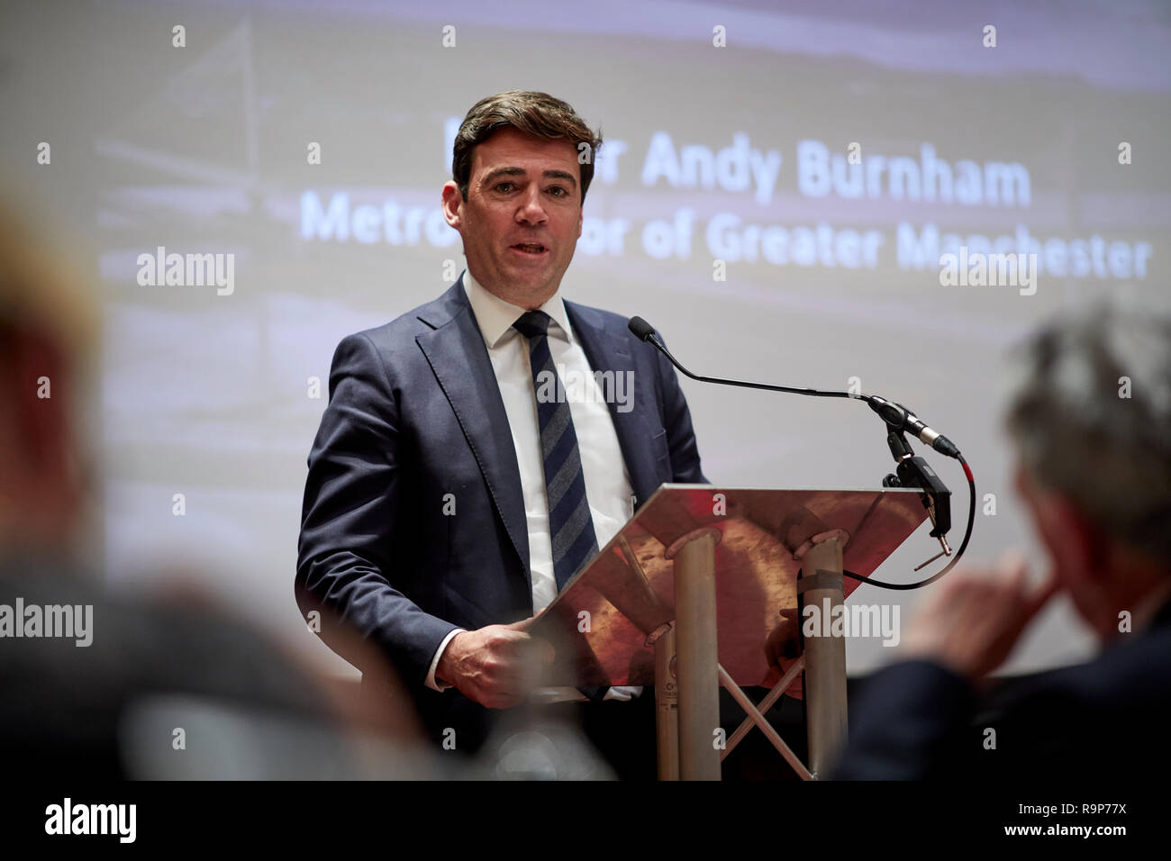 MP ex homme politique Andy Burnham élu maire de Greater Manchester s'adressant à un auditoire Banque D'Images