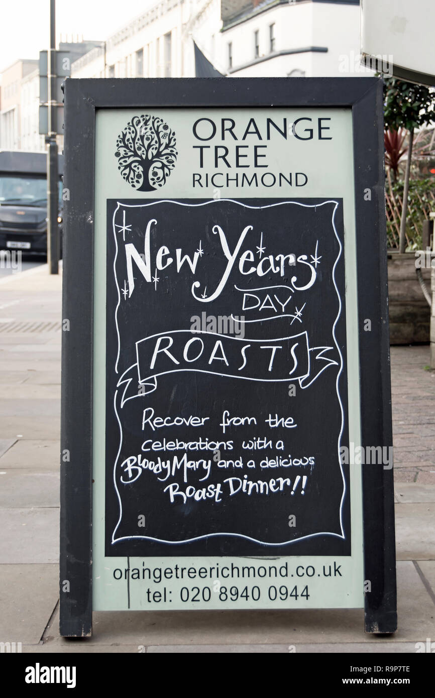 La publicité de signe un nouvel an dîner rôti et le bloody mary de prendre un verre dans l'oranger pub, Richmond upon Thames, Surrey, Angleterre Banque D'Images