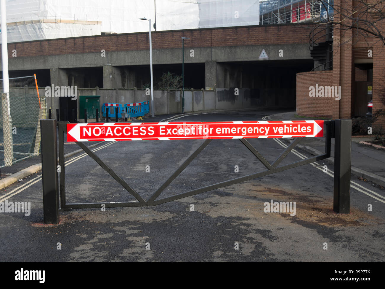 Le rouge et le blanc pas d'accès à l'exception des véhicules d'urgence signe sur un obstacle routier à Twickenham, Middlesex, Angleterre Banque D'Images