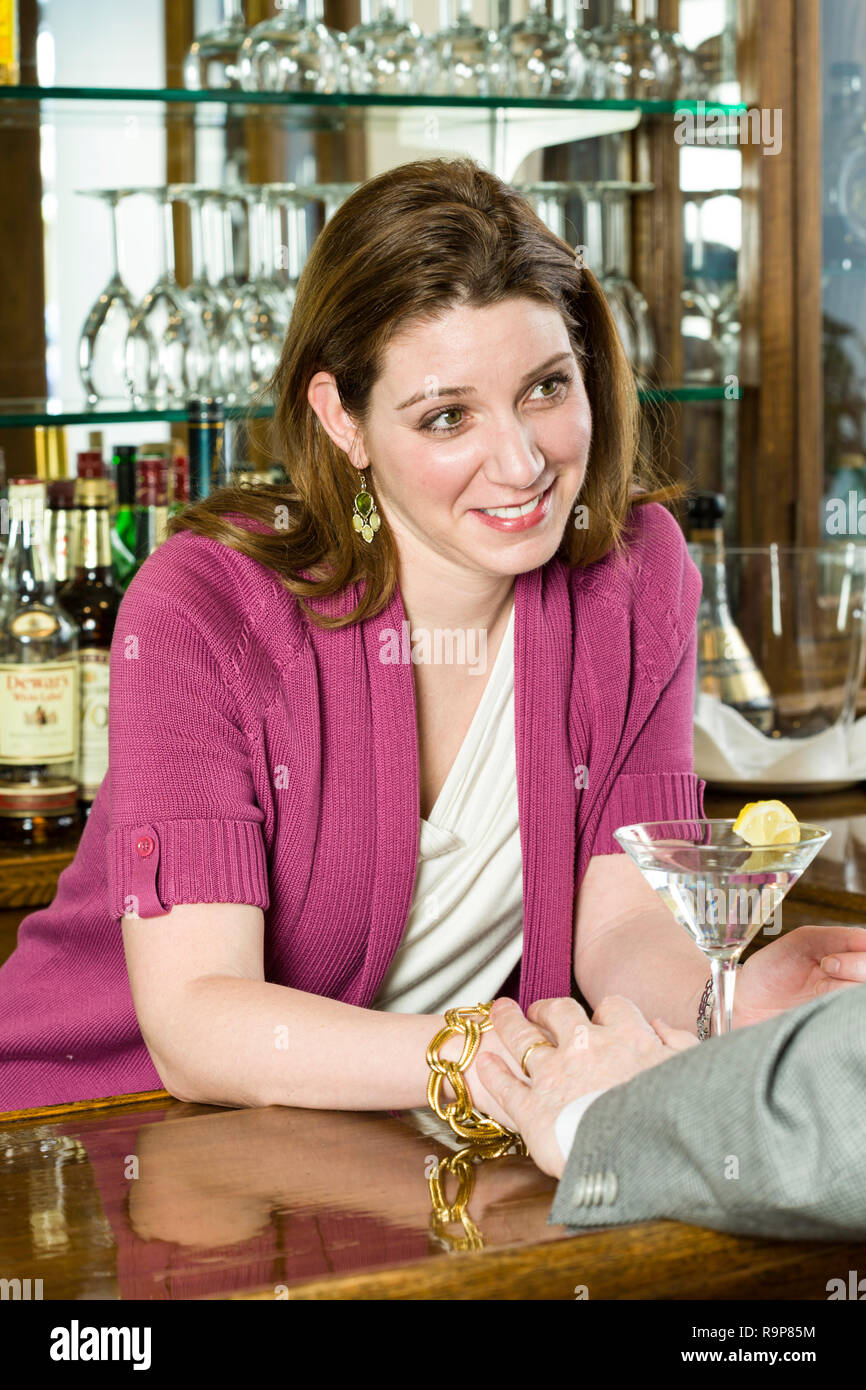 Female bartender visiter avec un client, NYC, USA Banque D'Images