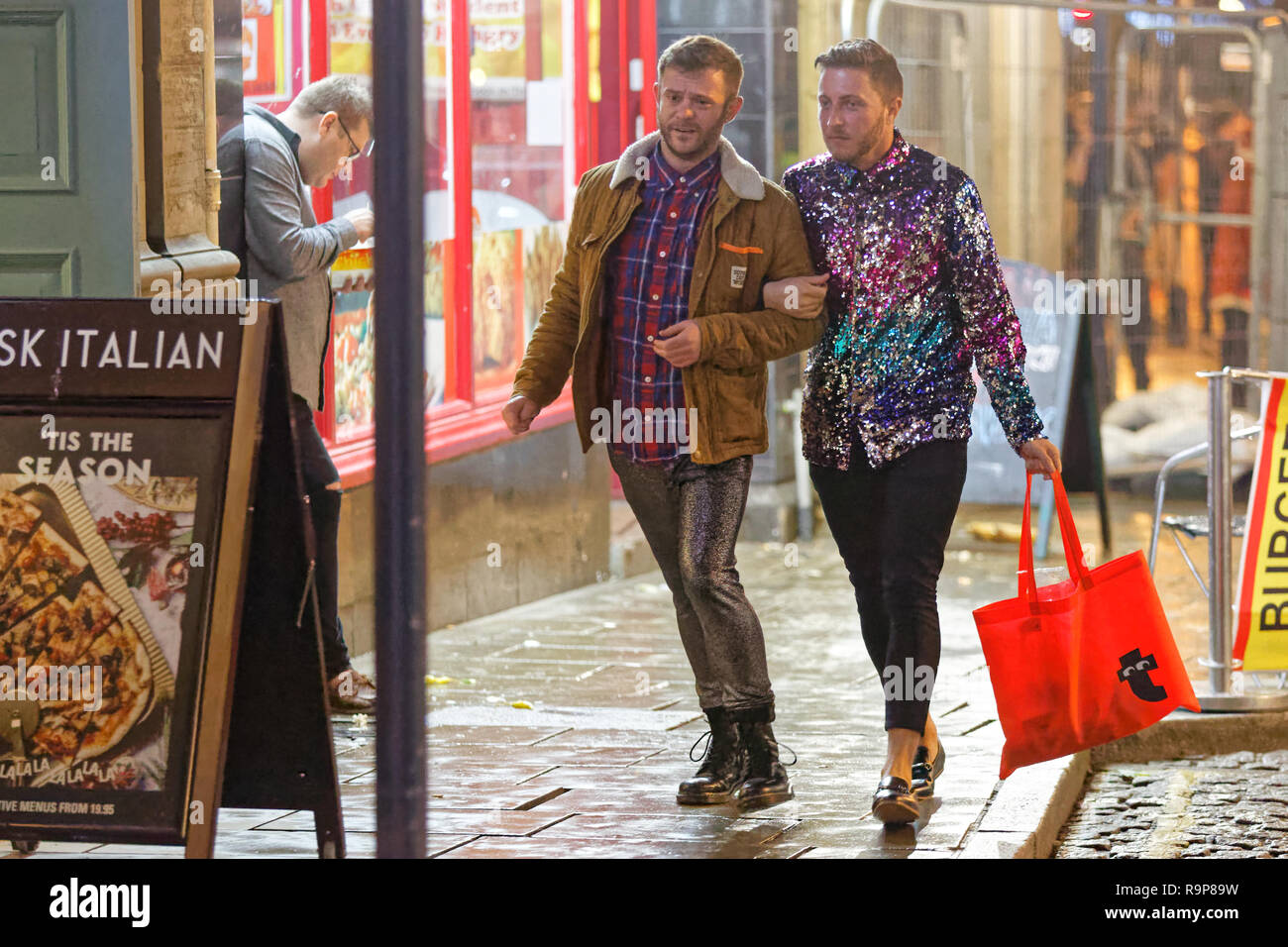 Sur la photo : Deux hommes marchent dans la rue du vent, Swansea, Pays de Galles, Royaume-Uni. Vendredi 21 Décembre 2018 Re : oeil noir vendredi, également connu sous le nom de Mad Vendredi Noir ou Frida Banque D'Images