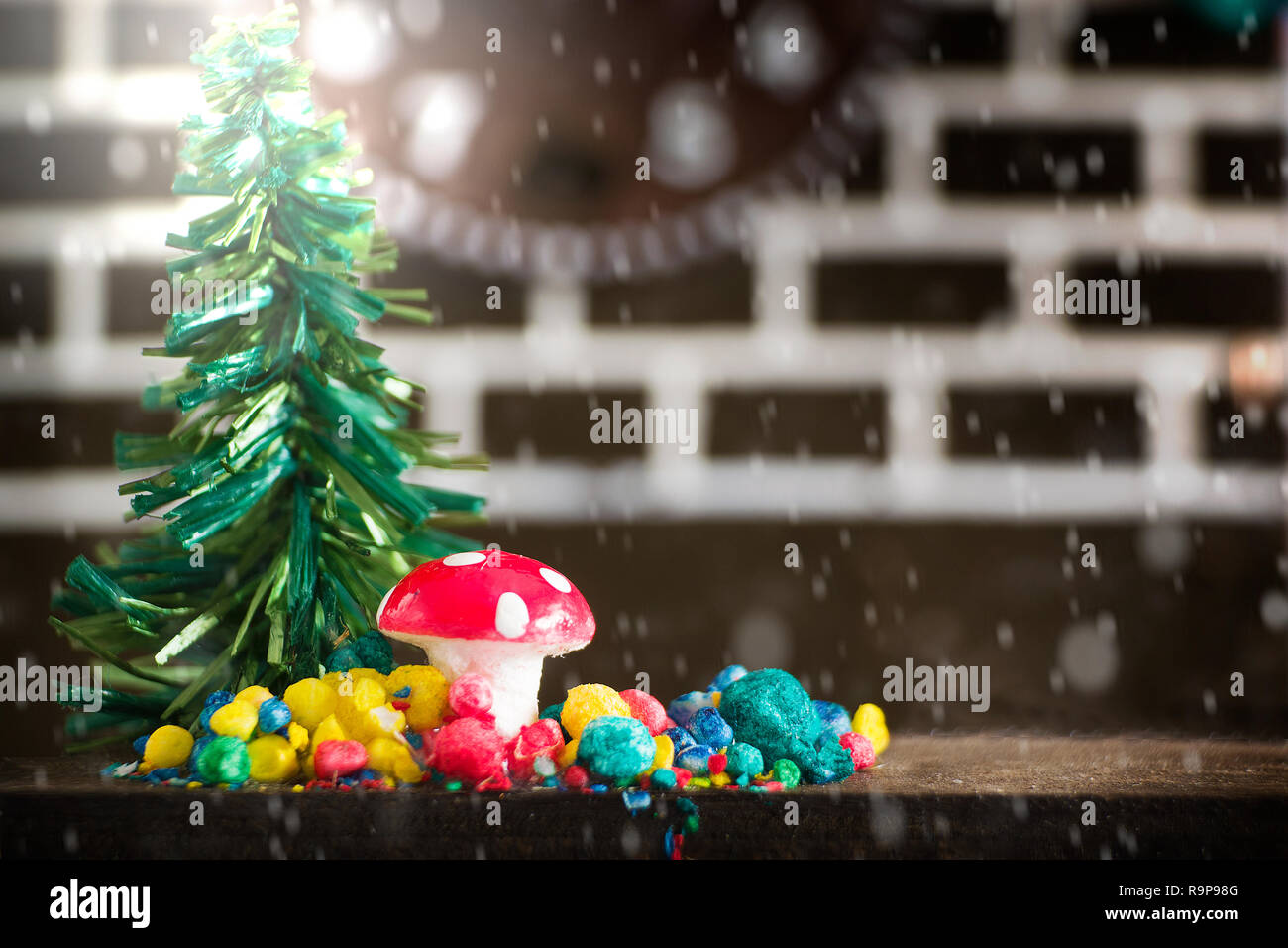 Noël arrière-plan. Sapin, sucettes, bonbons sucrés et une décoration aux couleurs claires. Copie espace vide Banque D'Images