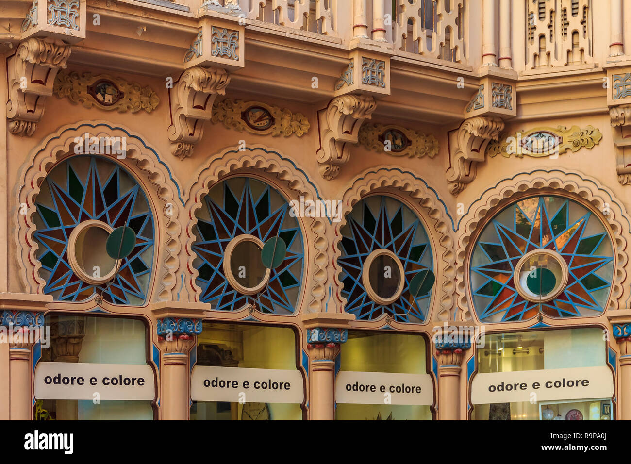 Façade colorée d'un bâtiment avec un design inspiré de l'architecture Antoni Gaudi à Palma de Majorque à Majorque sur îles Baléares en Espagne Banque D'Images
