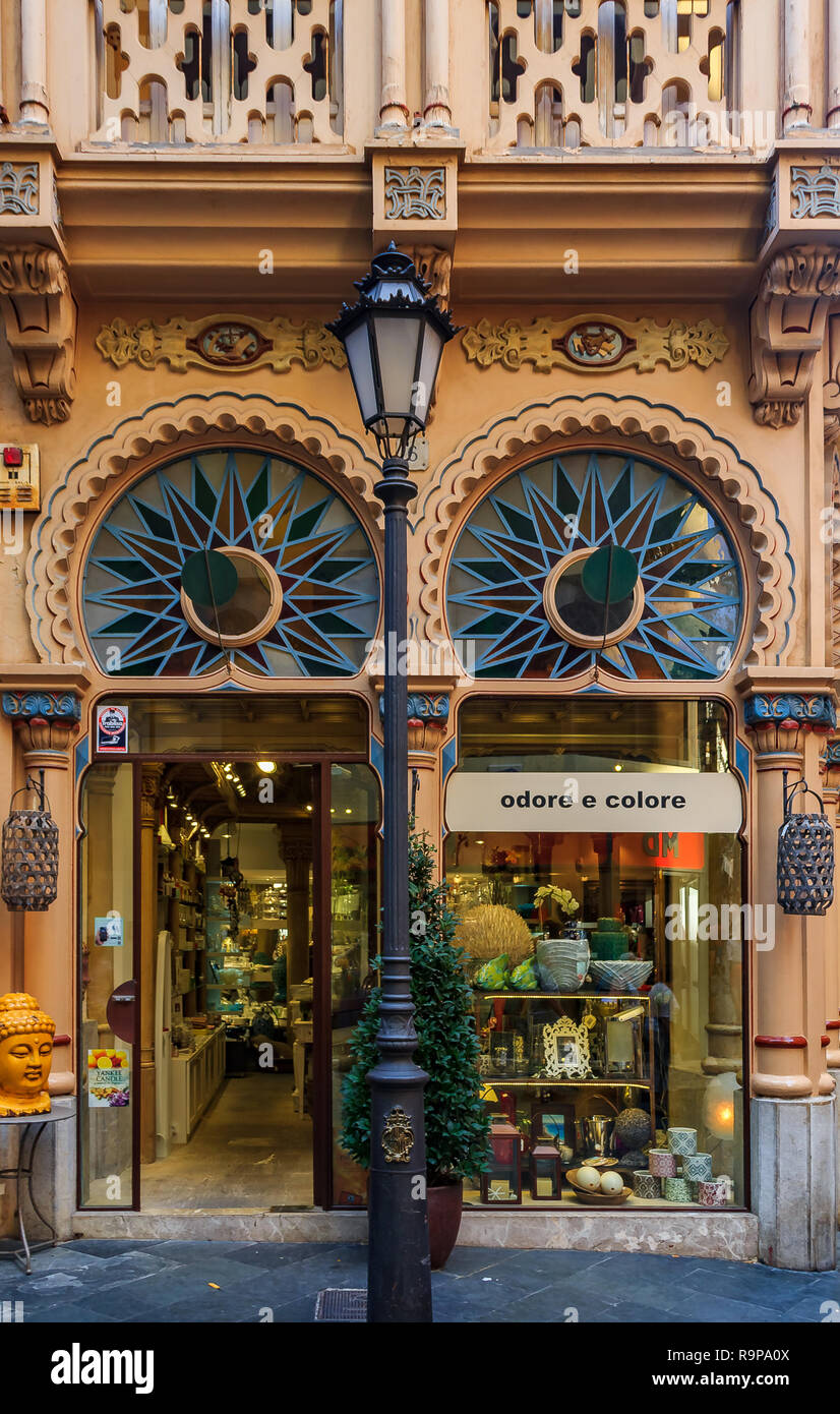 Façade colorée d'un bâtiment avec un design inspiré de l'architecture Antoni Gaudi à Palma de Majorque à Majorque sur îles Baléares en Espagne Banque D'Images