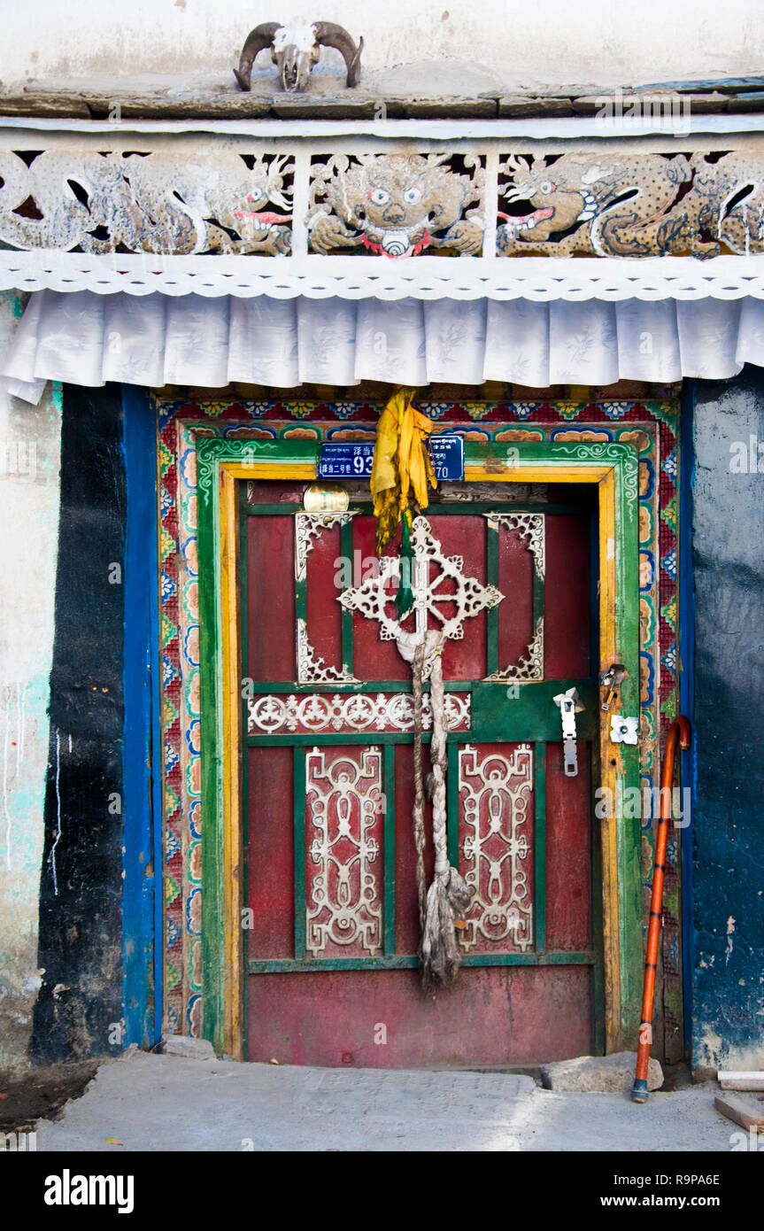 Entrée d'une maison traditionnelle tibétaine, Luzhou, le Tibet, la Chine Banque D'Images
