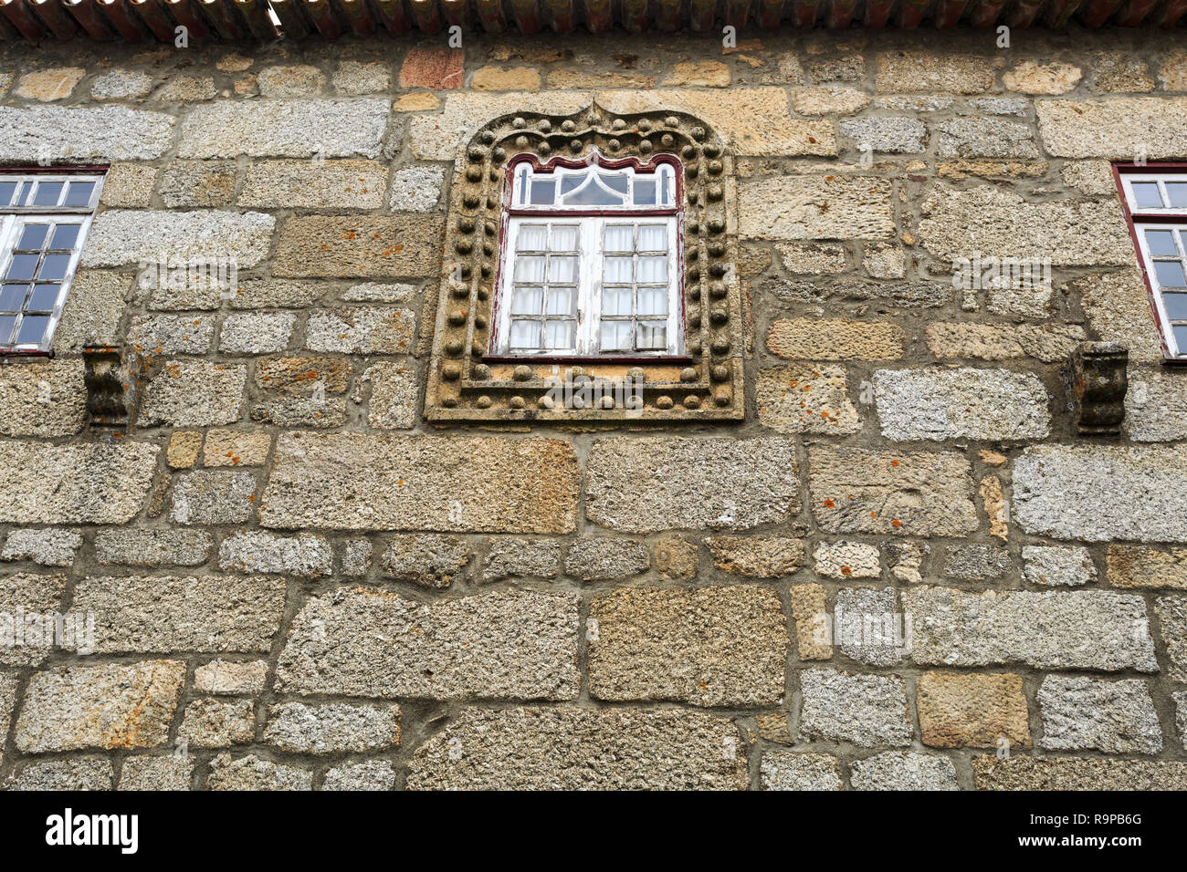 La fenêtre de style manuélin dans les rues étroites du village médiéval de Linhares da Beira, Gouveia, Portugal Banque D'Images