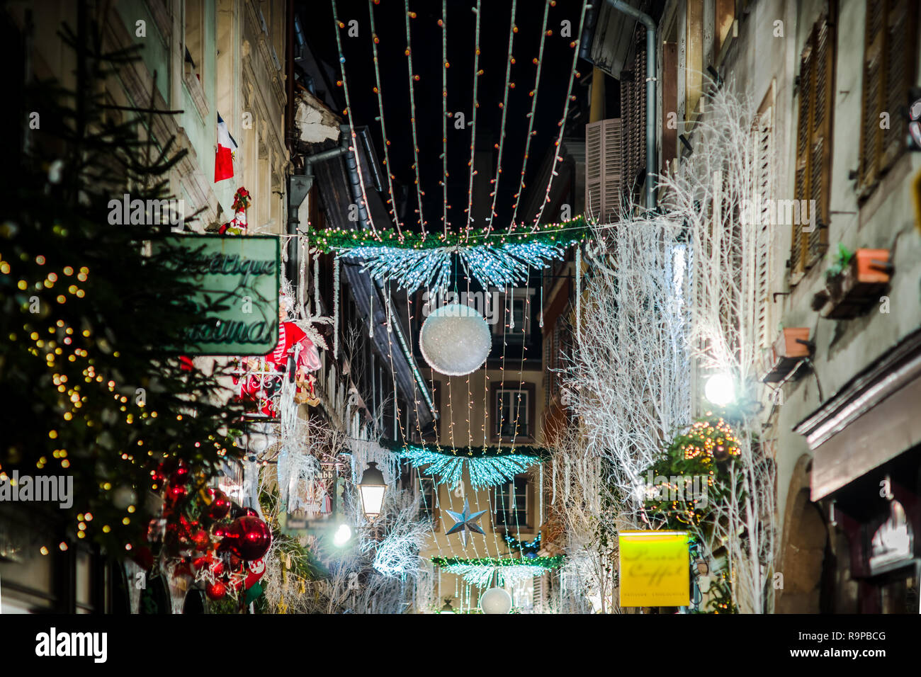 Rue Noël Décoration de Strasbourg, a mis en lumière les bâtiments et  nouvelle année atmosphère. France Photo Stock - Alamy