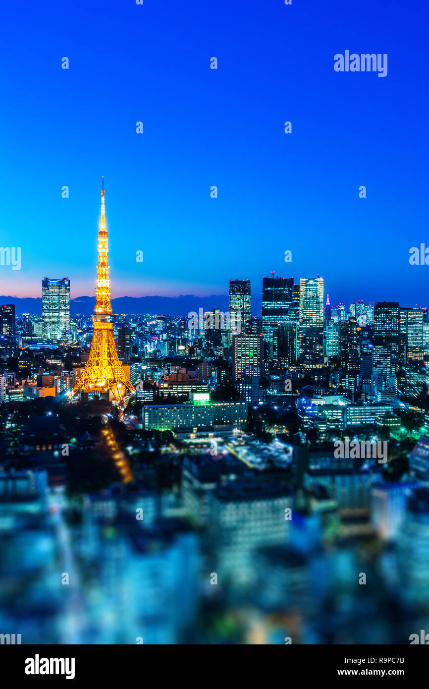 Concept d'affaires de l'Asie de l'immobilier et de la construction - vue sur la ville et la tour de Tokyo sous le néon nuit à Tokyo au Japon avec Tilt Shift, miniatu Banque D'Images