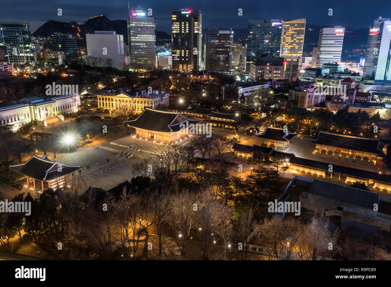 Vue aérienne de la ville de Séoul et palais Deoksugung de nuit. Banque D'Images