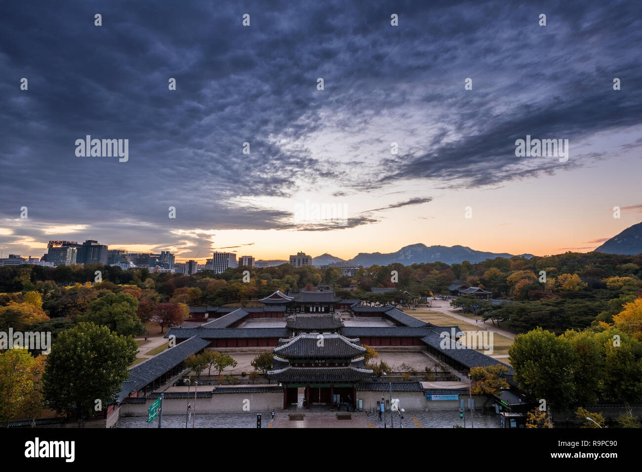 Coucher du soleil de Palais Changgyeonggung dans la ville de Séoul. Banque D'Images