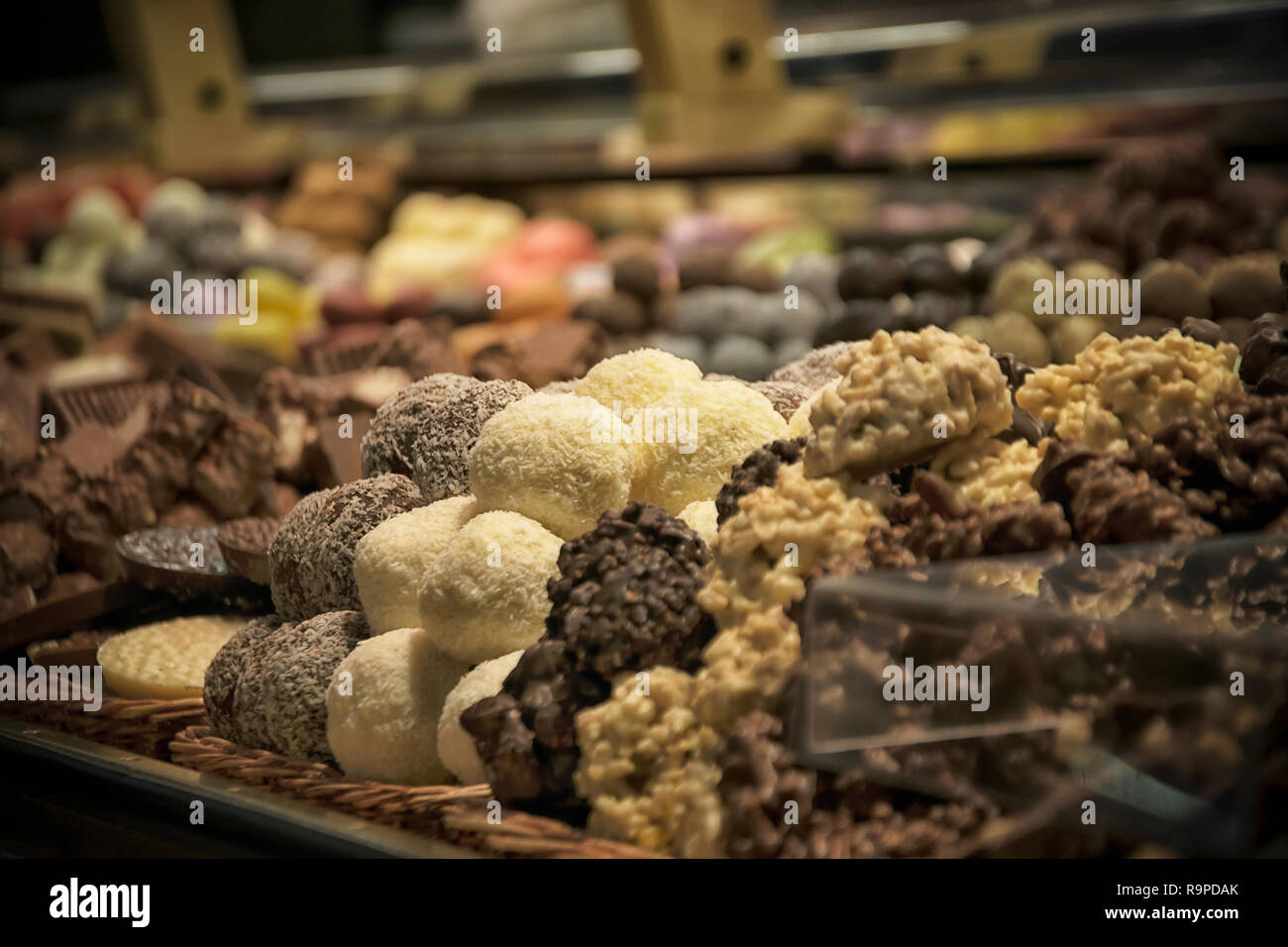 Différents gâteaux et cookies sur un marché Banque D'Images