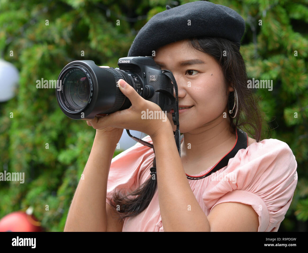 Jeune thaïlandaise photographe prend une photo portrait avec son Canon 750D appareil photo reflex numérique. Banque D'Images