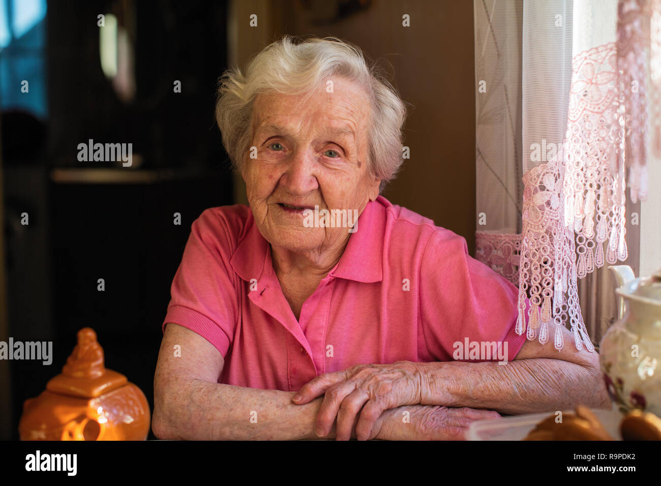 Portrait d'une femme âgée, à son domicile. Banque D'Images