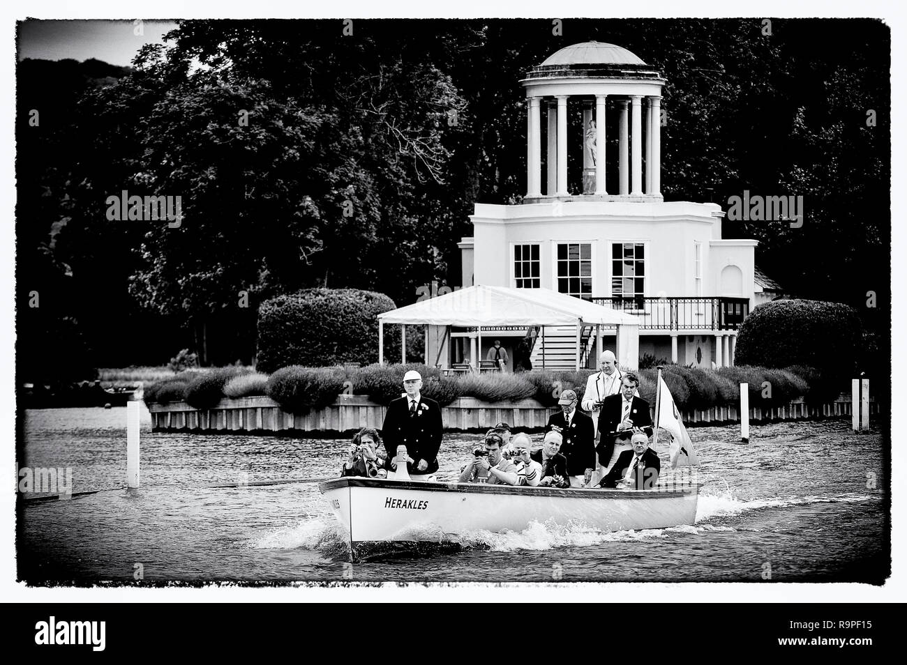 Henley on Thames, Grande-Bretagne, le 27 juin 2012 Royal Henley Regatta, gardien et juge-arbitre, Fred SMALLBONE, les juges-arbitres une course, en passant l'extrémité de l'île de Temple, vue de la folie dans l'arrière-plan. 'Photographie' Style Film Noir, © Peter SPURRIER, Banque D'Images
