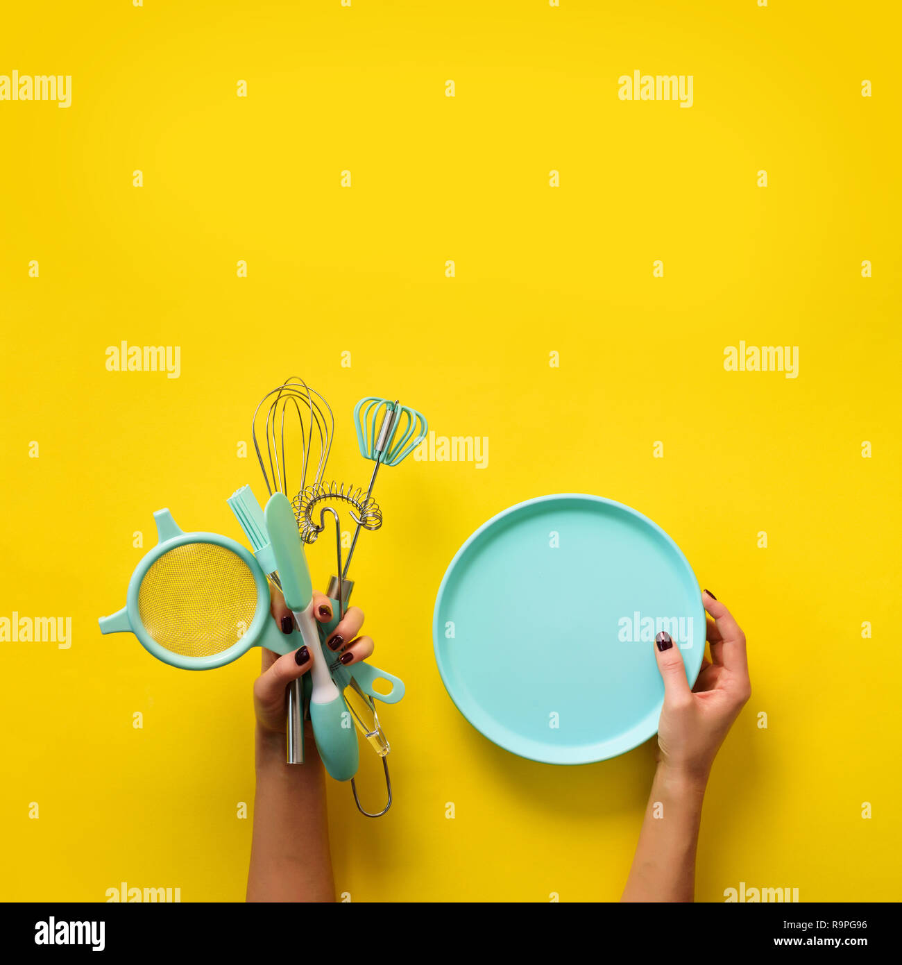 Femme hand holding bol vide sur fond jaune avec copie espace. La saine alimentation, régimes concept. Bannière. Les carrés. Banque D'Images