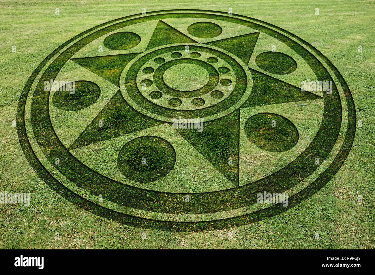Des cercles concentriques et star faux crop circle dans le pré Banque D'Images