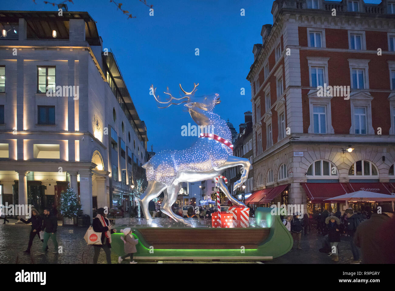 Londres, Angleterre - le 21 décembre 2018 décoration renne d'argent sur l'affichage à Covent Garden en face de l'édifice du marché dans le centre de Londres, au cours de C Banque D'Images