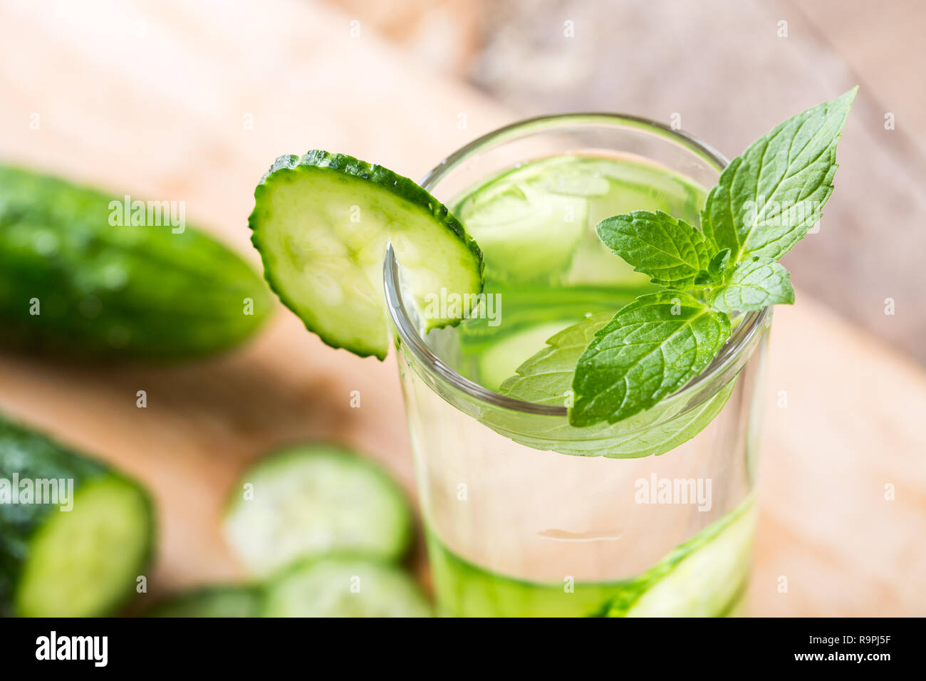 L'été de concombre l'eau fraîche. Tranches de concombre frais et un verre de l'eau de concombre Banque D'Images