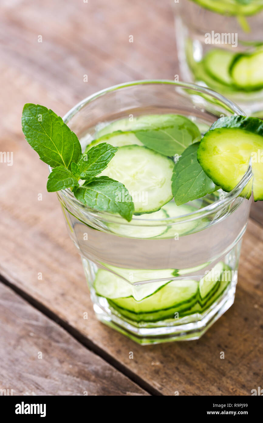 L'eau de concombre. L'eau fraîche d'été à la menthe sur la table Banque D'Images