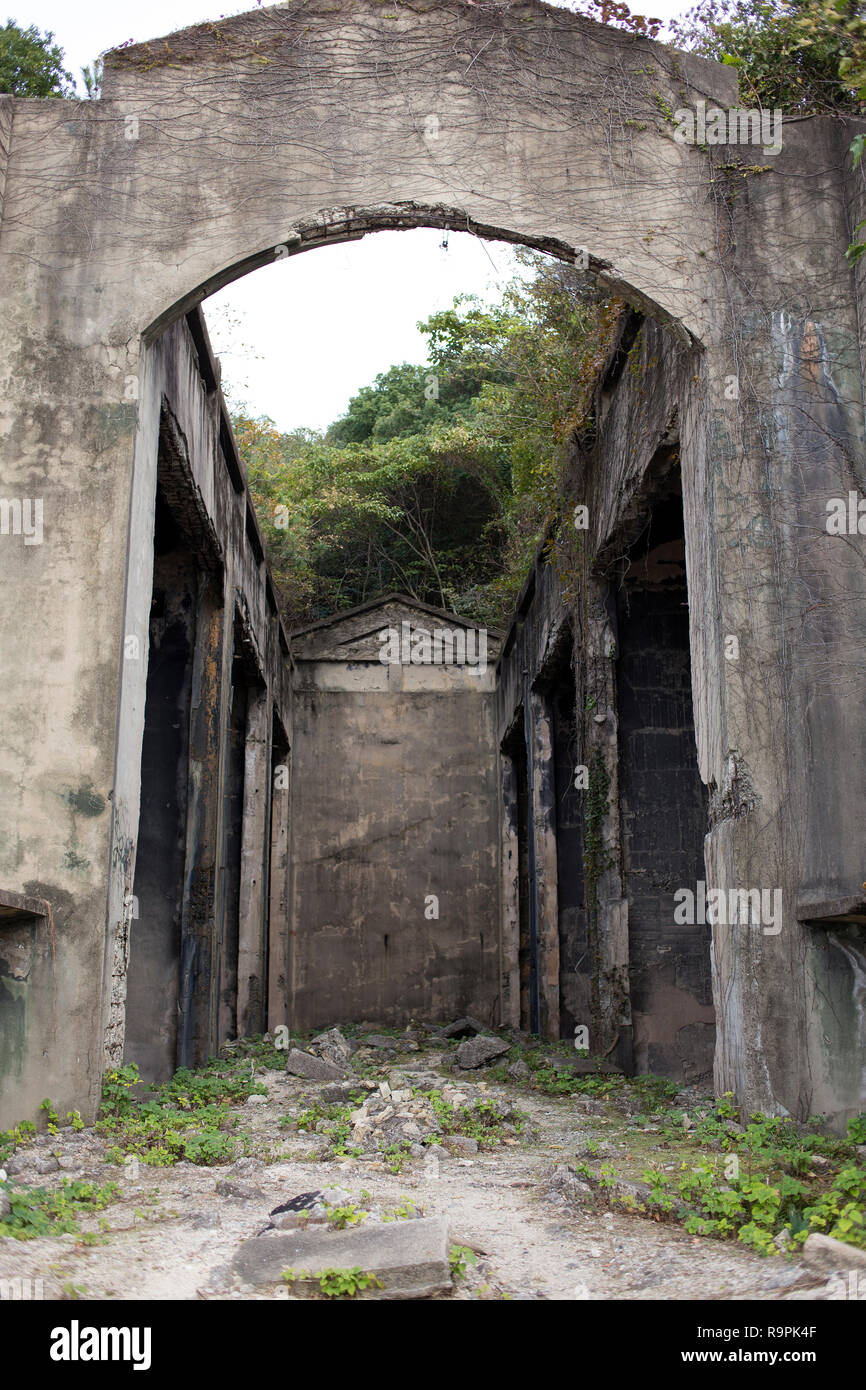 Les ruines de l'entrepôt de stockage de gaz d'Nagaura Okunojima poison dans l'île de Takehara, Hiroshima, Japon. Photo par Akira Suemori Banque D'Images