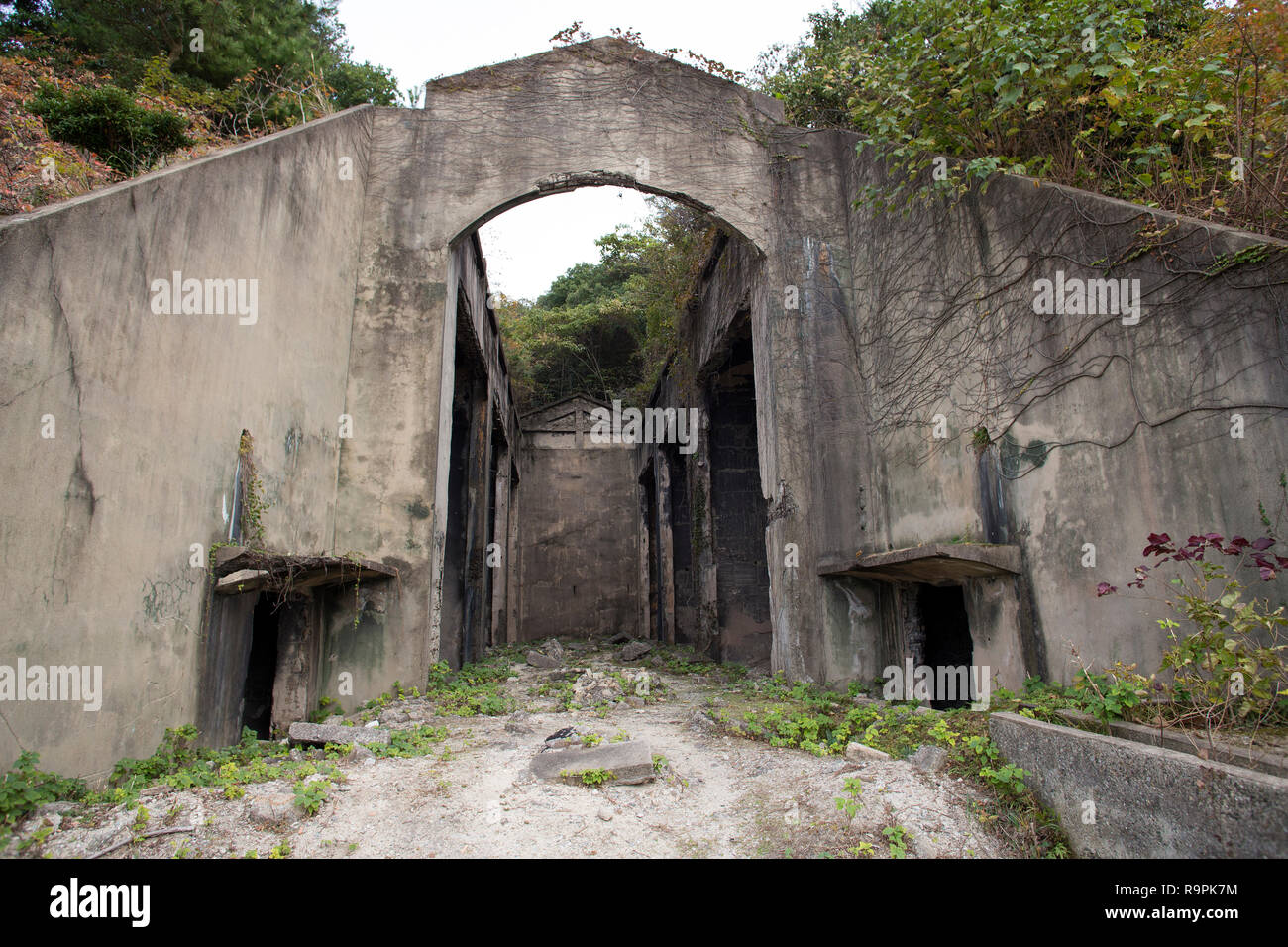 Les ruines de l'entrepôt de stockage de gaz d'Nagaura Okunojima poison dans l'île de Takehara, Hiroshima, Japon. Photo par Akira Suemori Banque D'Images