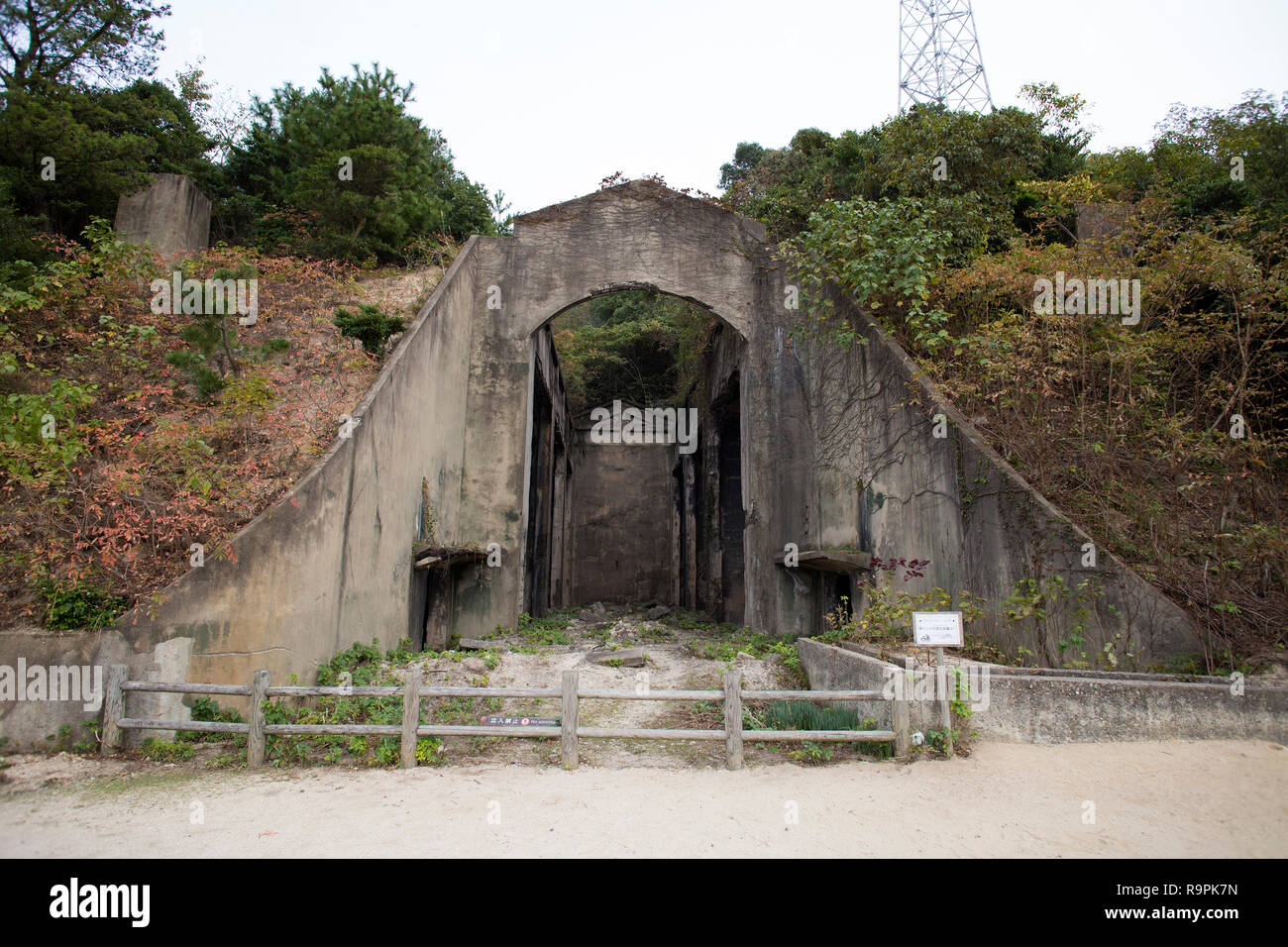 Les ruines de l'entrepôt de stockage de gaz d'Nagaura Okunojima poison dans l'île de Takehara, Hiroshima, Japon. Photo par Akira Suemori Banque D'Images