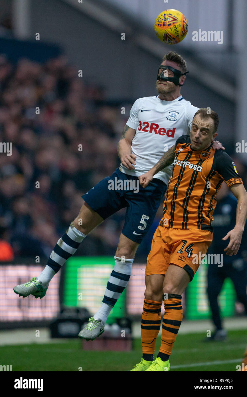 Preston North End's Tom Clarke (c) remporte l'en-tête en dépit de l'attention de la ville de Hull Kamil Grosicki 26 décembre 2018, Deepdale, Preston, England ; Sky Bet Championship, Preston North End vs Hull City ; Credit : Terry Donnelly/News Images images Ligue de football anglais sont soumis à licence DataCo Banque D'Images