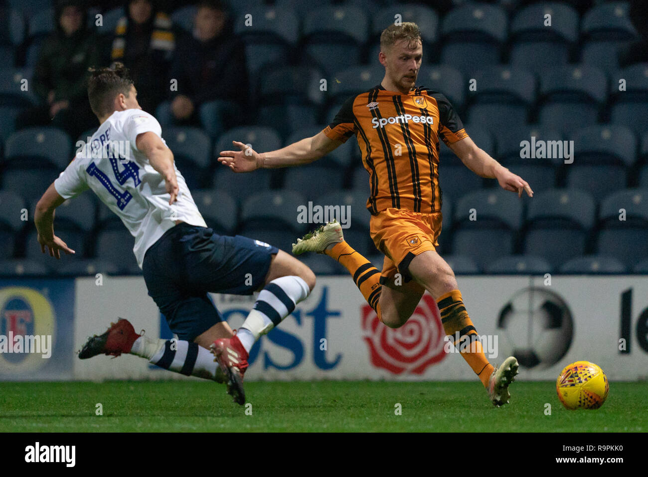 Hull City's Stephen Kingsley est abordé par Preston North End's Jordanie Story 26 décembre 2018, Deepdale, Preston, England ; Sky Bet Championship, Preston North End vs Hull City ; Credit : Terry Donnelly/News Images images Ligue de football anglais sont soumis à licence DataCo Banque D'Images