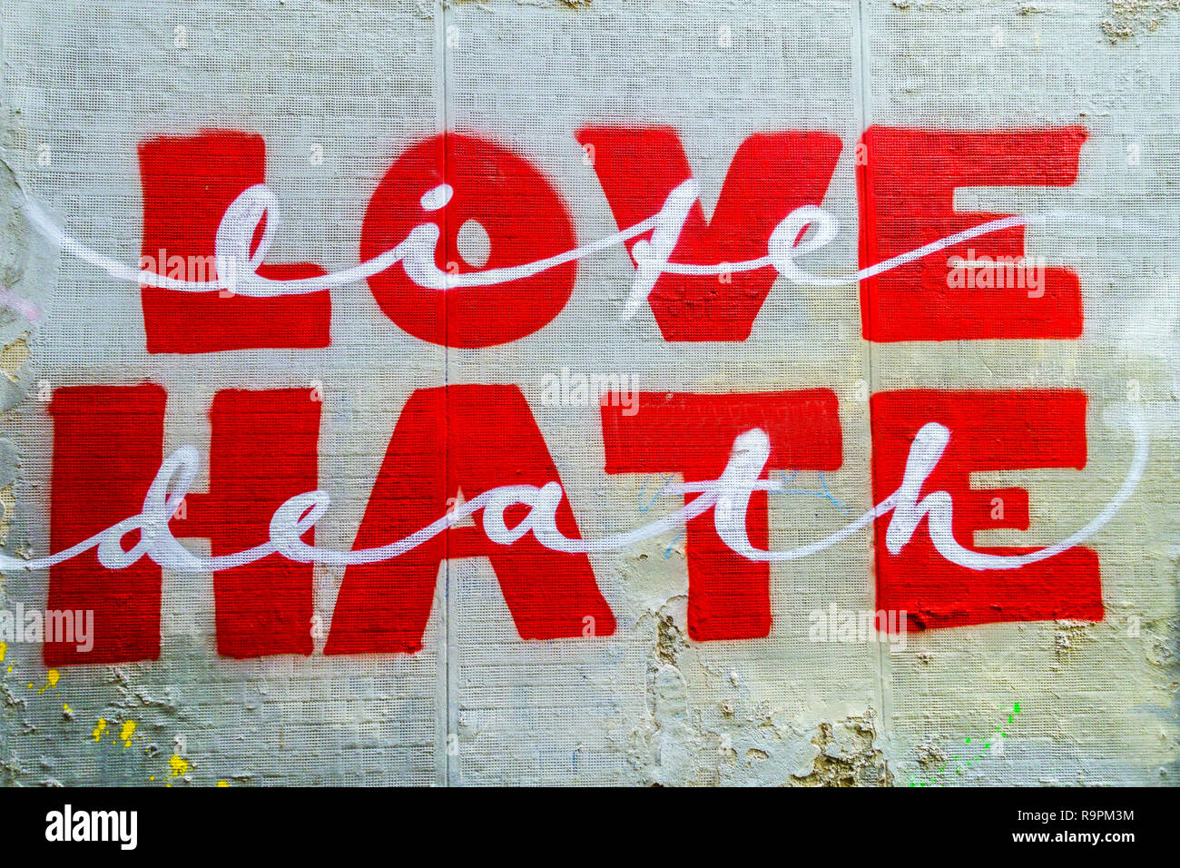 Message sur le mur de la rue de la haine l'amour Banque D'Images