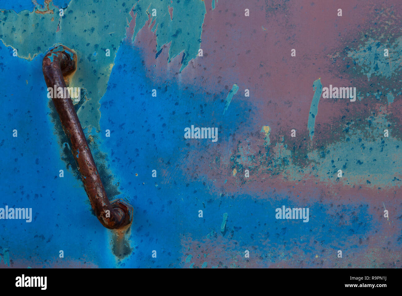 La rouille et les modes de désintégration d'une automobile dans une ville fantôme du Montana. USA Banque D'Images