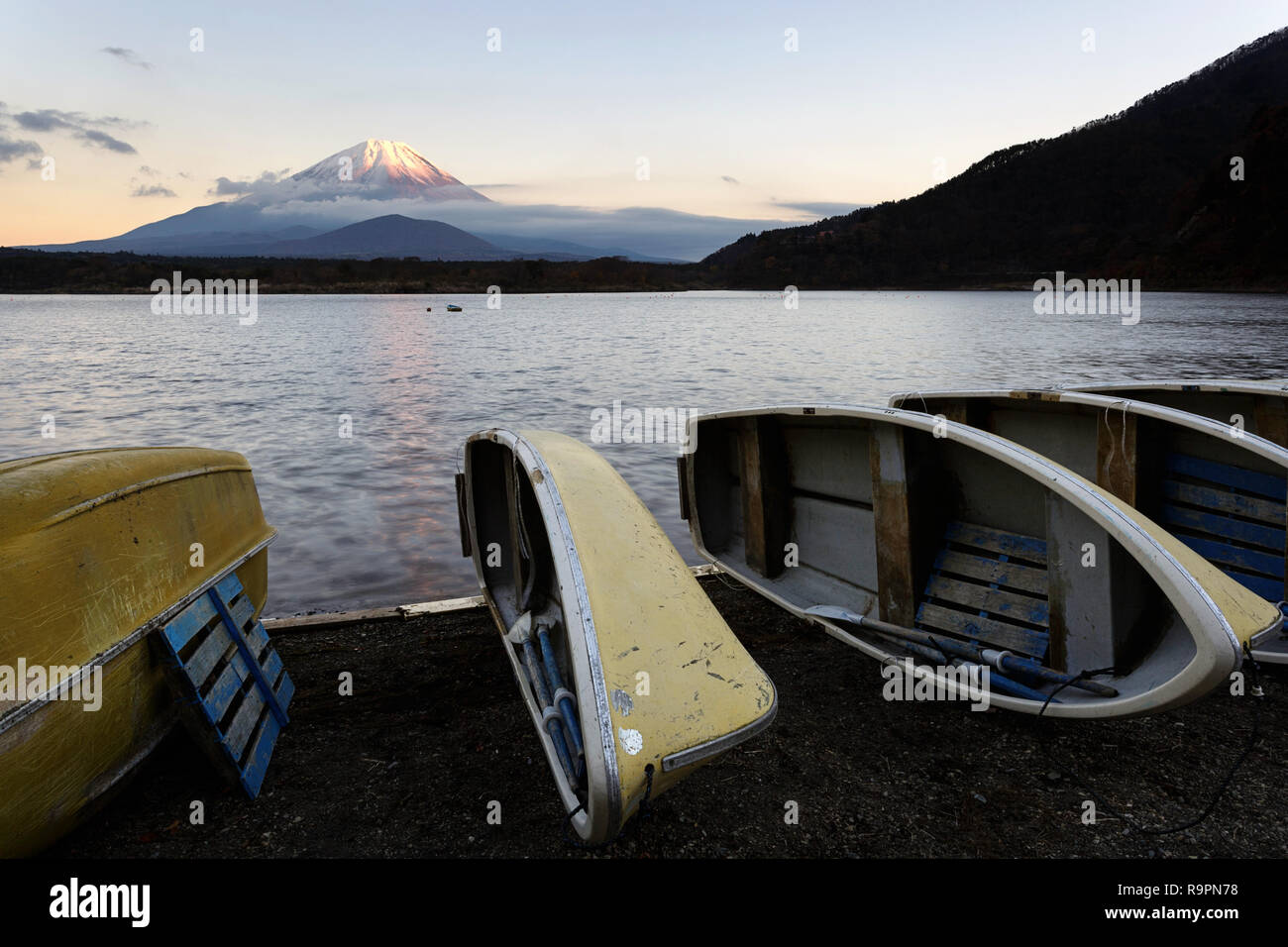 Les petits bateaux à côté du lac Shoji, avec le Mont Fuji derrière, Shojiko centrale, Honshu, Japan Banque D'Images