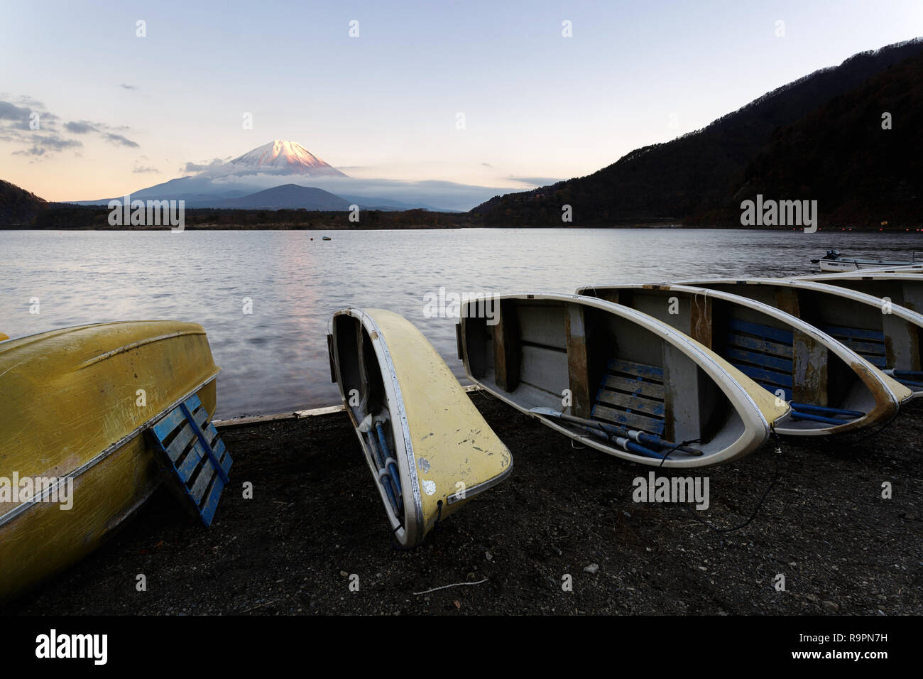 Les petits bateaux à côté du lac Shoji, avec le Mont Fuji derrière, Shojiko centrale, Honshu, Japan Banque D'Images