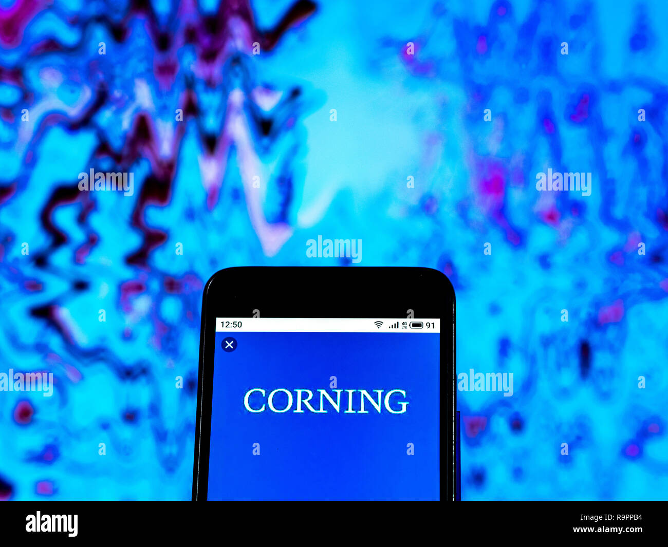 Corning Inc. produits optiques logo de l'entreprise vu affichée sur smart phone Banque D'Images
