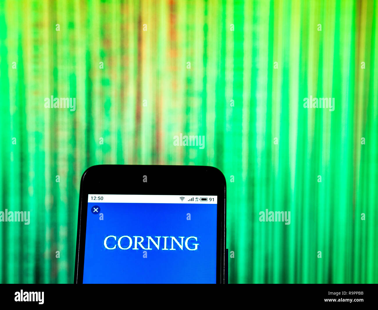 Corning Inc. produits optiques logo de l'entreprise vu affichée sur smart phone Banque D'Images