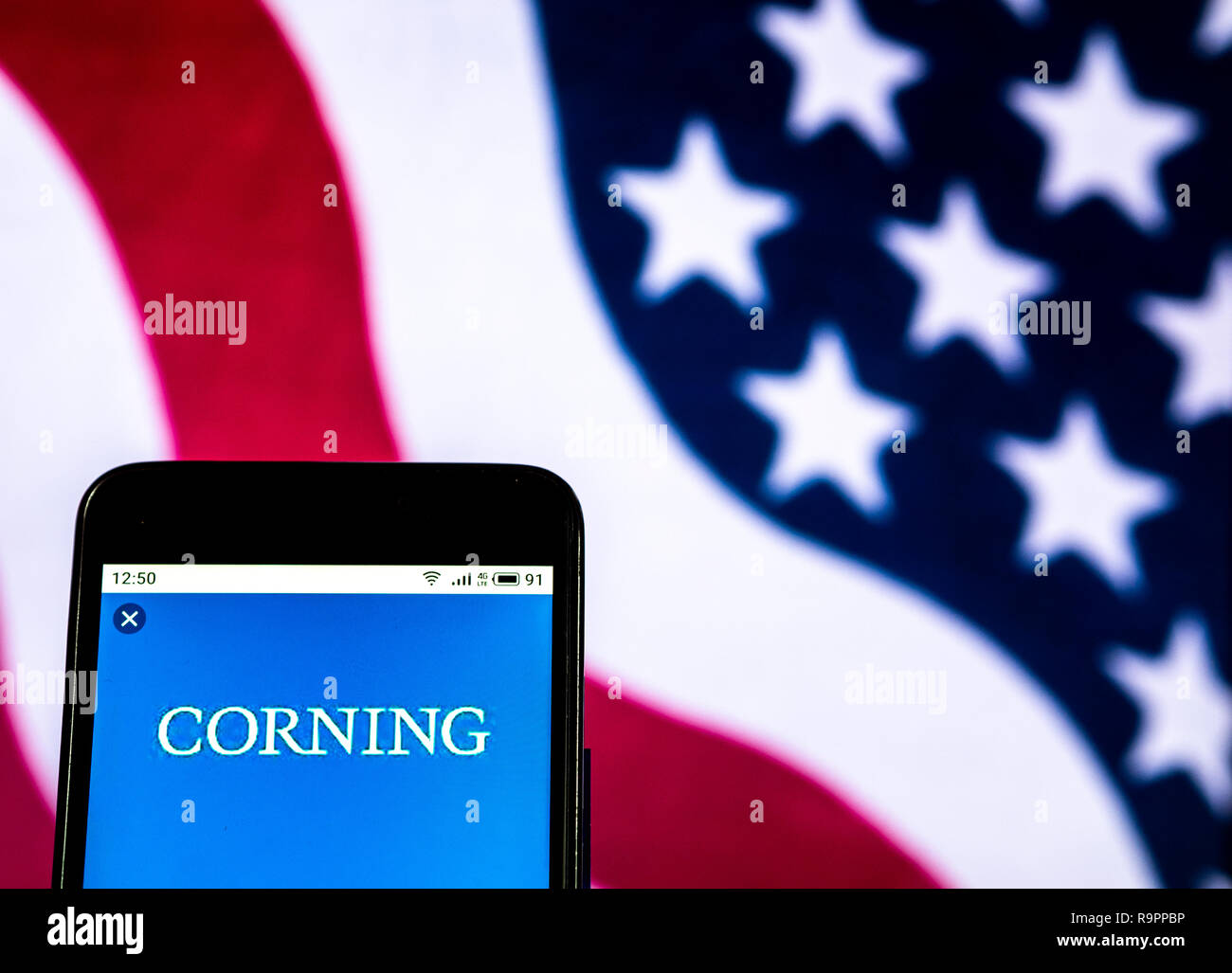 Corning Inc. produits optiques logo de l'entreprise vu affichée sur smart phone Banque D'Images