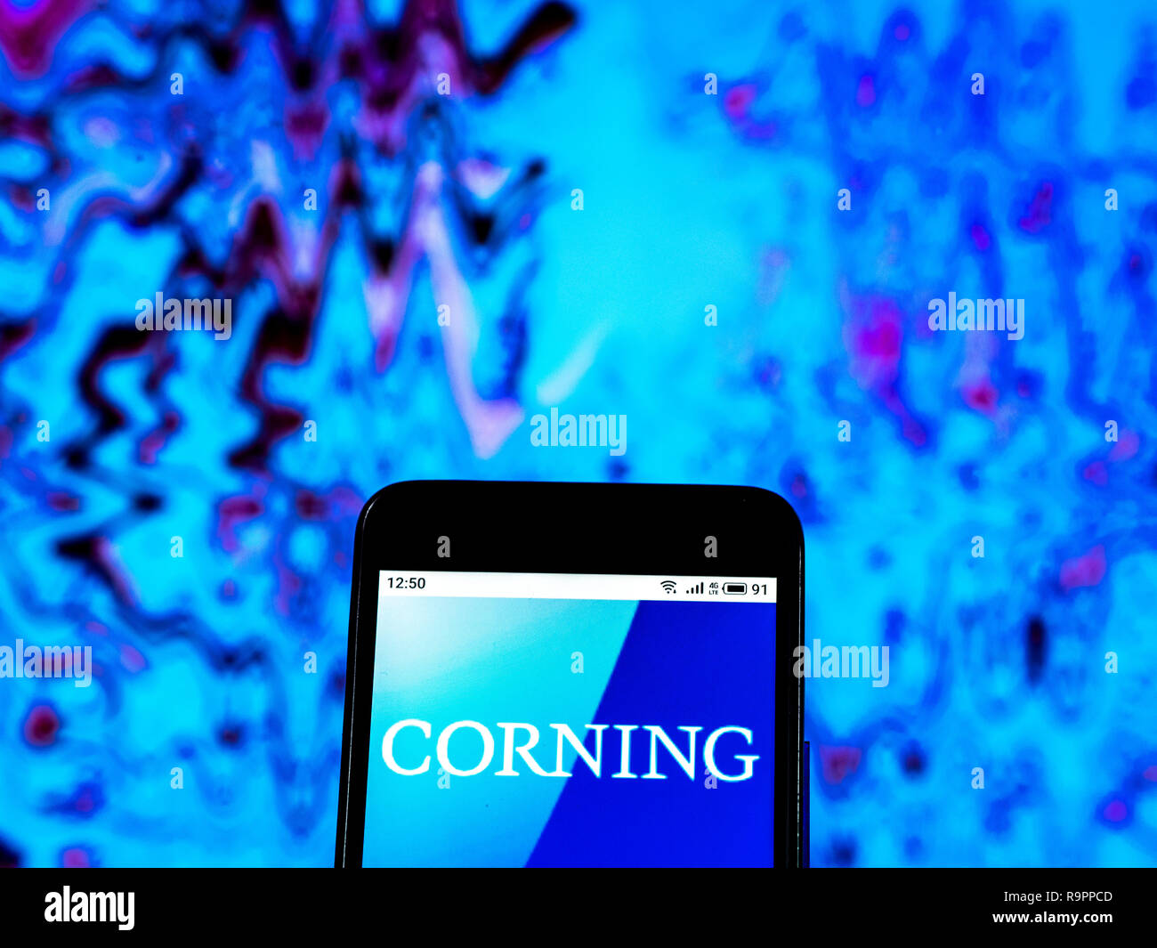 Corning Inc. produits optiques logo de l'entreprise vu affichée sur smart phone Banque D'Images