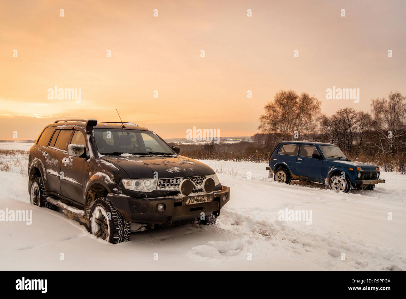 Moscou, Russie - le 25 décembre 2018 : Off-road cars Mitsubishi Pajero Sport (1100) et Lada Niva 4x4 (VAZ 2121 / 21214) stationné sur le champ de neige. Banque D'Images