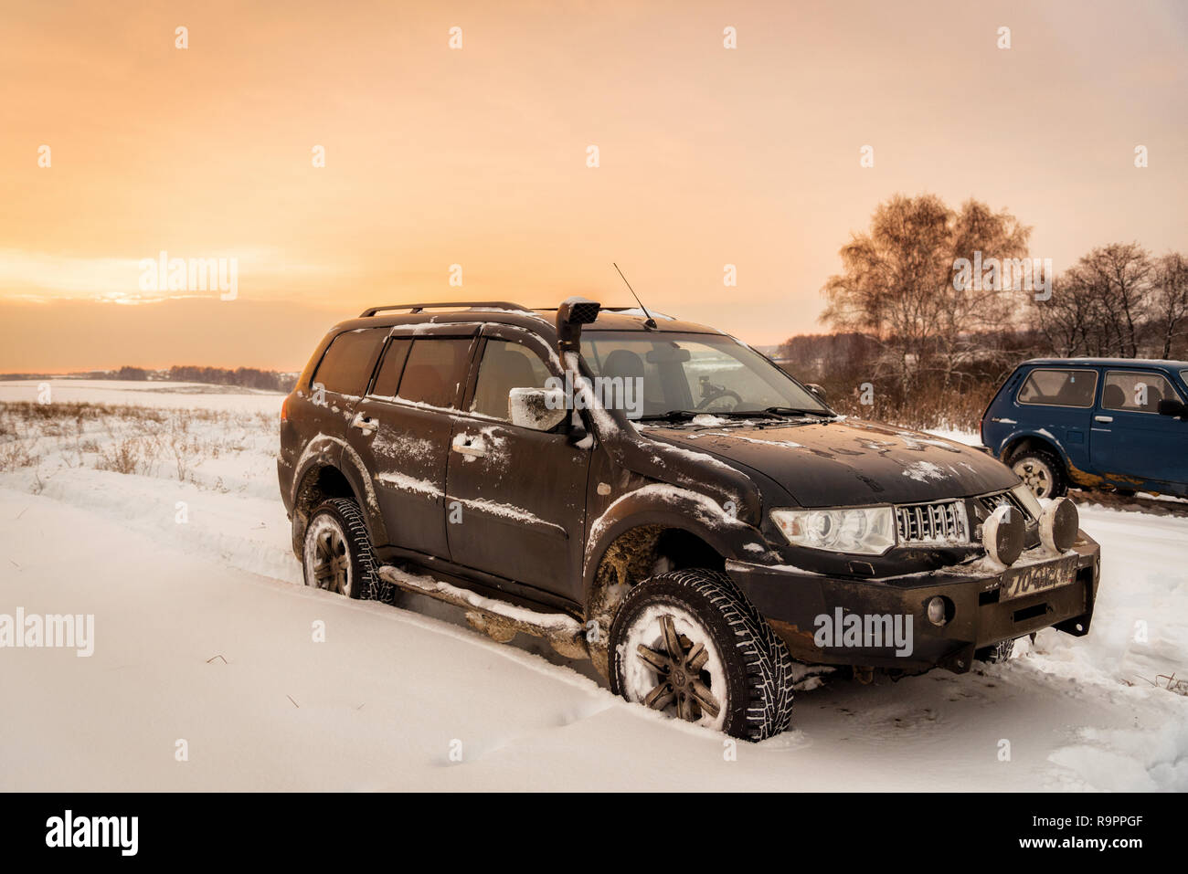 Moscou, Russie - le 25 décembre 2018 : Off-road cars Mitsubishi Pajero Sport (1100) et Lada Niva 4x4 (VAZ 2121 / 21214) stationné sur le champ de neige. Banque D'Images