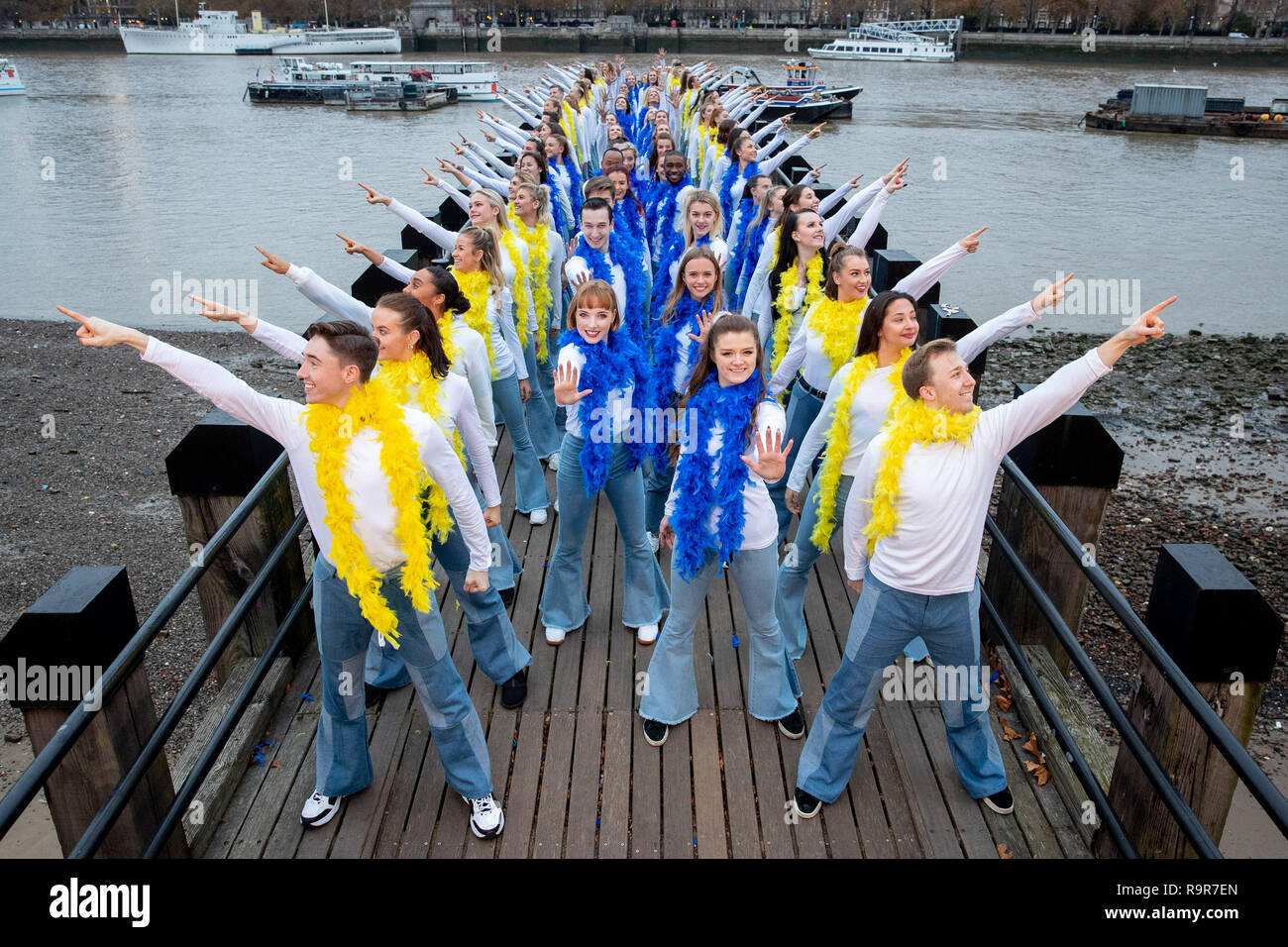 Danseurs dans Mamma Mia ! Des tenues d'inspiration a battu le record mondial Guinness pour le plus grand Disco Dance célèbre aujourd''s DVD et Blu-ray TM libération de Mamma Mia ! Nous y revoilà. Doté d''atmosphère : où : London, Royaume-Uni Quand : 26 Nov 2018 : Crédit/WENN.com PinPep Banque D'Images