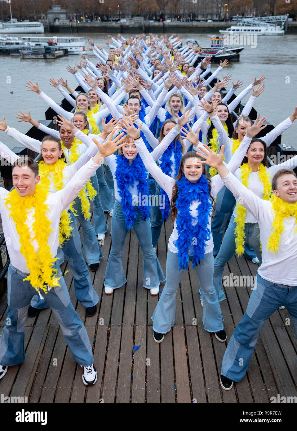 Danseurs dans Mamma Mia ! Des tenues d'inspiration a battu le record mondial Guinness pour le plus grand Disco Dance célèbre aujourd''s DVD et Blu-ray TM libération de Mamma Mia ! Nous y revoilà. Doté d''atmosphère : où : London, Royaume-Uni Quand : 26 Nov 2018 : Crédit/WENN.com PinPep Banque D'Images