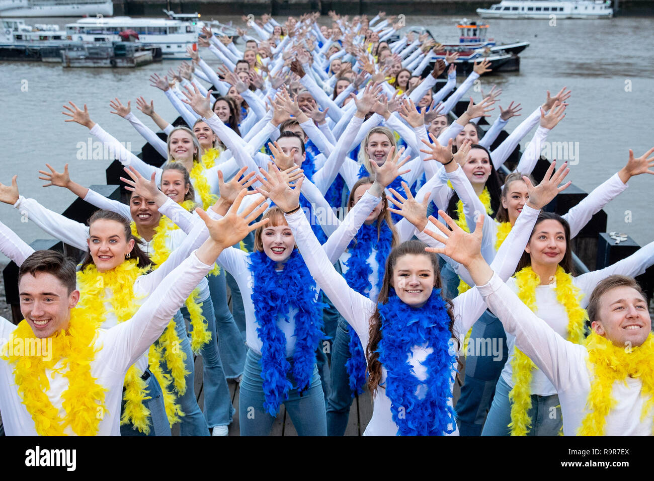 Danseurs dans Mamma Mia ! Des tenues d'inspiration a battu le record mondial Guinness pour le plus grand Disco Dance célèbre aujourd''s DVD et Blu-ray TM libération de Mamma Mia ! Nous y revoilà. Doté d''atmosphère : où : London, Royaume-Uni Quand : 26 Nov 2018 : Crédit/WENN.com PinPep Banque D'Images