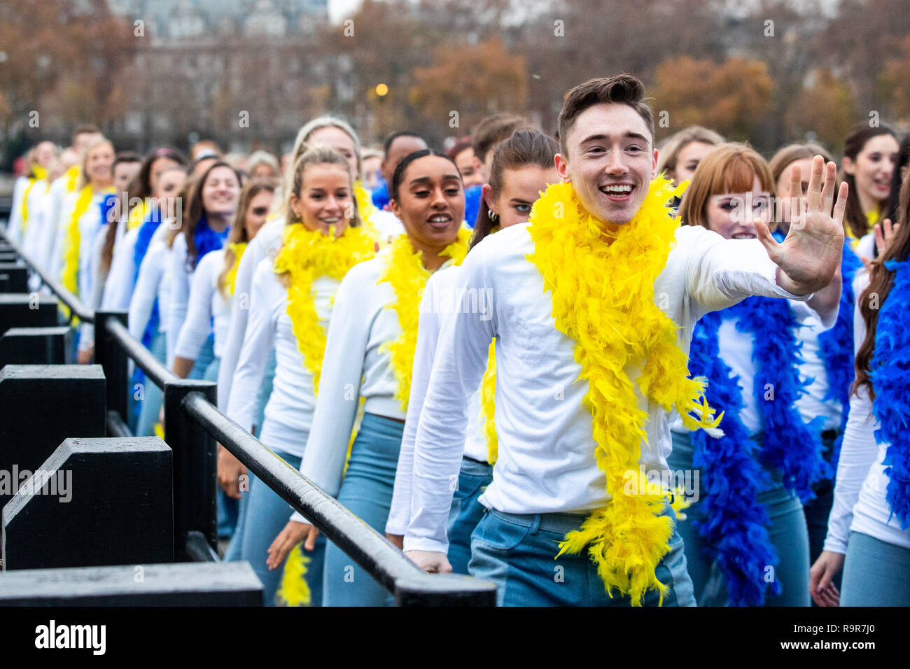 Danseurs dans Mamma Mia ! Des tenues d'inspiration a battu le record mondial Guinness pour le plus grand Disco Dance célèbre aujourd''s DVD et Blu-ray TM libération de Mamma Mia ! Nous y revoilà. Doté d''atmosphère : où : London, Royaume-Uni Quand : 26 Nov 2018 : Crédit/WENN.com PinPep Banque D'Images
