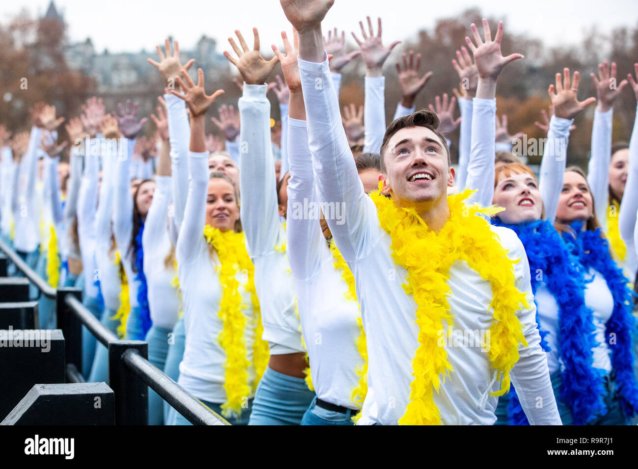 Danseurs dans Mamma Mia ! Des tenues d'inspiration a battu le record mondial Guinness pour le plus grand Disco Dance célèbre aujourd''s DVD et Blu-ray TM libération de Mamma Mia ! Nous y revoilà. Doté d''atmosphère : où : London, Royaume-Uni Quand : 26 Nov 2018 : Crédit/WENN.com PinPep Banque D'Images