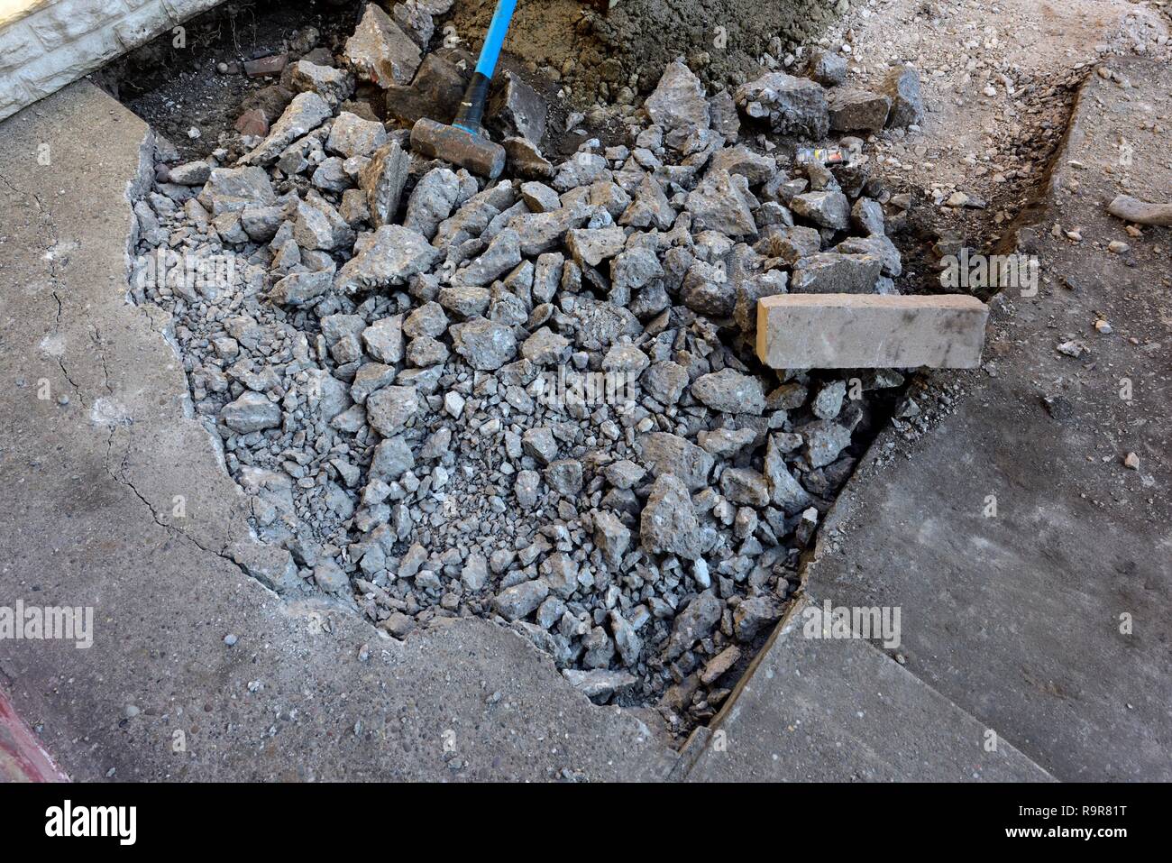 A Broken up de patio, rénovation jardin UK Banque D'Images