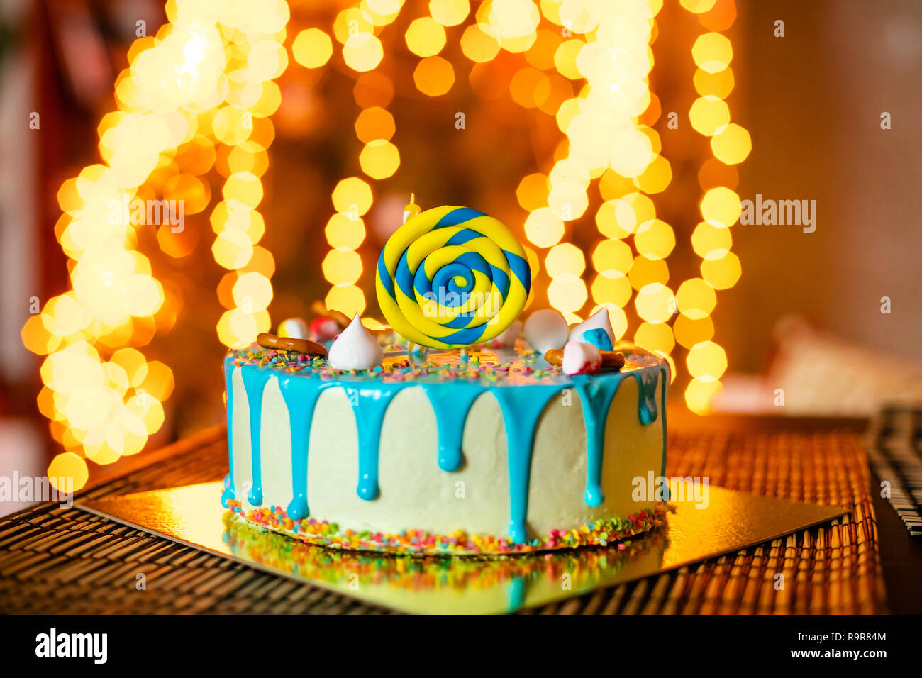 Gateau D Anniversaire Avec Des Bonbons Et Des Bougies Pour Petit Bebe Garcon Et Decorations Pour Gateau Smash Photo Stock Alamy
