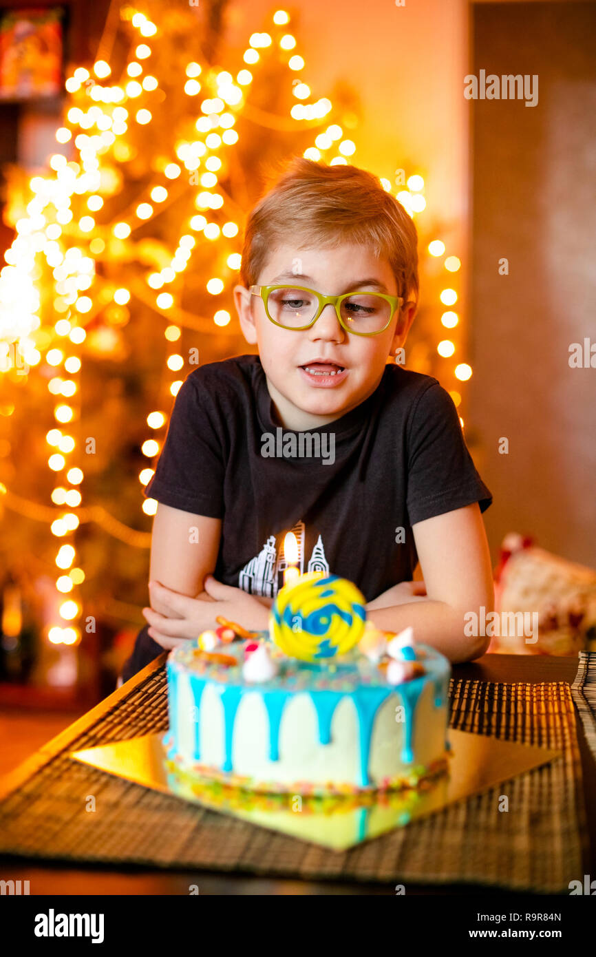 Belle adorable garçon de six ans, en chemise grise, célébrant son  anniversaire, smearing cake maison faits maison, piscine Photo Stock - Alamy